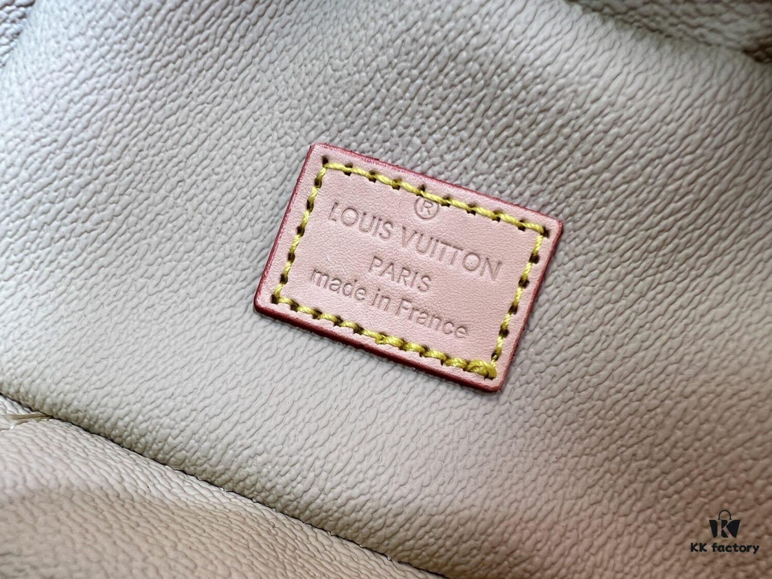 693060bef09edb6de4c50600 Upgraded Original M13747 M44495 M44936 M42263 M42265 LV Takashi Murakami Nice Mini Nano Pouch with Monogram Print in 33 Vibrant Colors, 2025 LV x Takashi Murakami Collaboration White Tricolor and Black Tricolor Twelve-Section Series, Popular Worldwide Among Celebrities