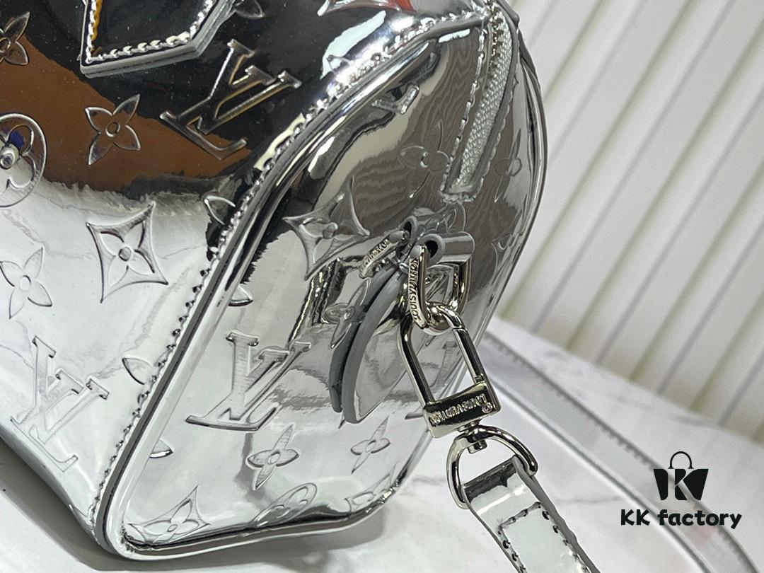 693060c8f09edb6de4c50615 M11987 M58953 Silver Speedy Bandoulière 20 Handbag from LV Ski Collection