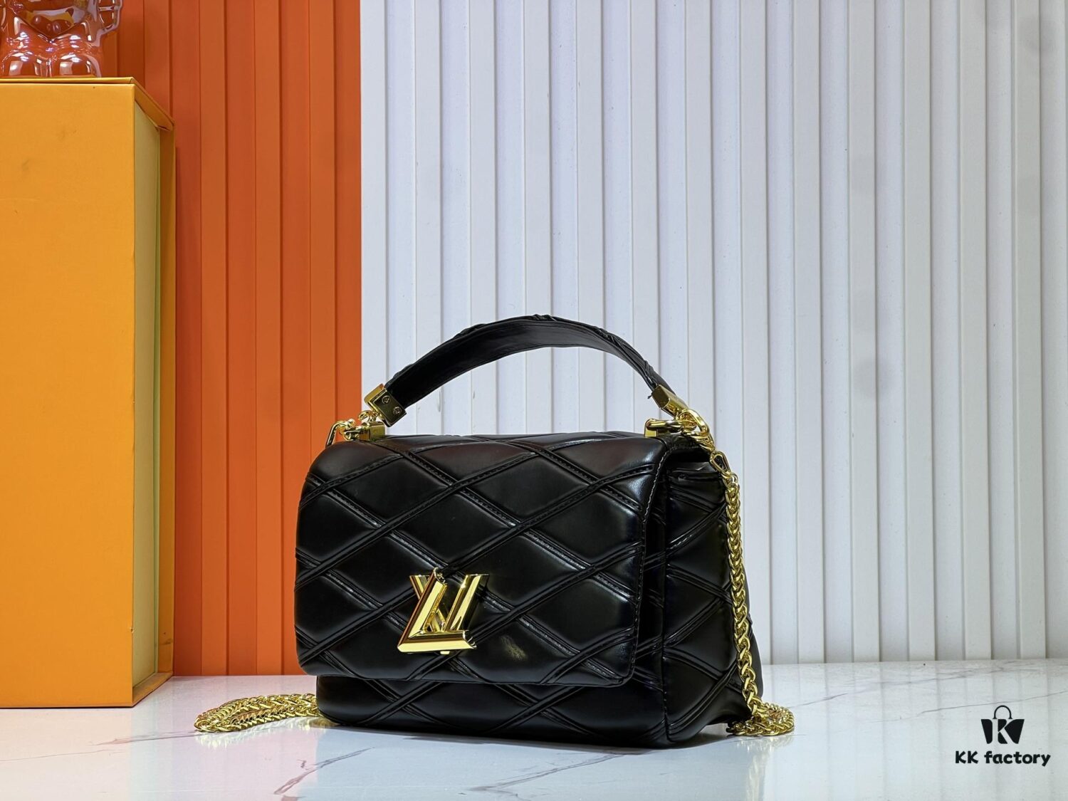 6930610ef09edb6de4c506ab M23689 M22891 Nicolas Ghesquière infuses the GO-14 Medium Handbag with innovative craftsmanship, featuring quilted lambskin meticulously treated to achieve a baked finish, expressing bold avant-garde style. The LV Twist lock adds signature brand elegance, while top handles and an adjustable chain strap are detachable, enabling multiple carrying options. Dimensions: 23X16X10
