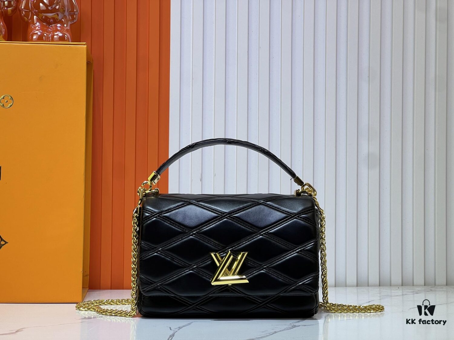 6930610ef09edb6de4c506ac M23689 M22891 Nicolas Ghesquière infuses the GO-14 Medium Handbag with innovative craftsmanship, featuring quilted lambskin meticulously treated to achieve a baked finish, expressing bold avant-garde style. The LV Twist lock adds signature brand elegance, while top handles and an adjustable chain strap are detachable, enabling multiple carrying options. Dimensions: 23X16X10
