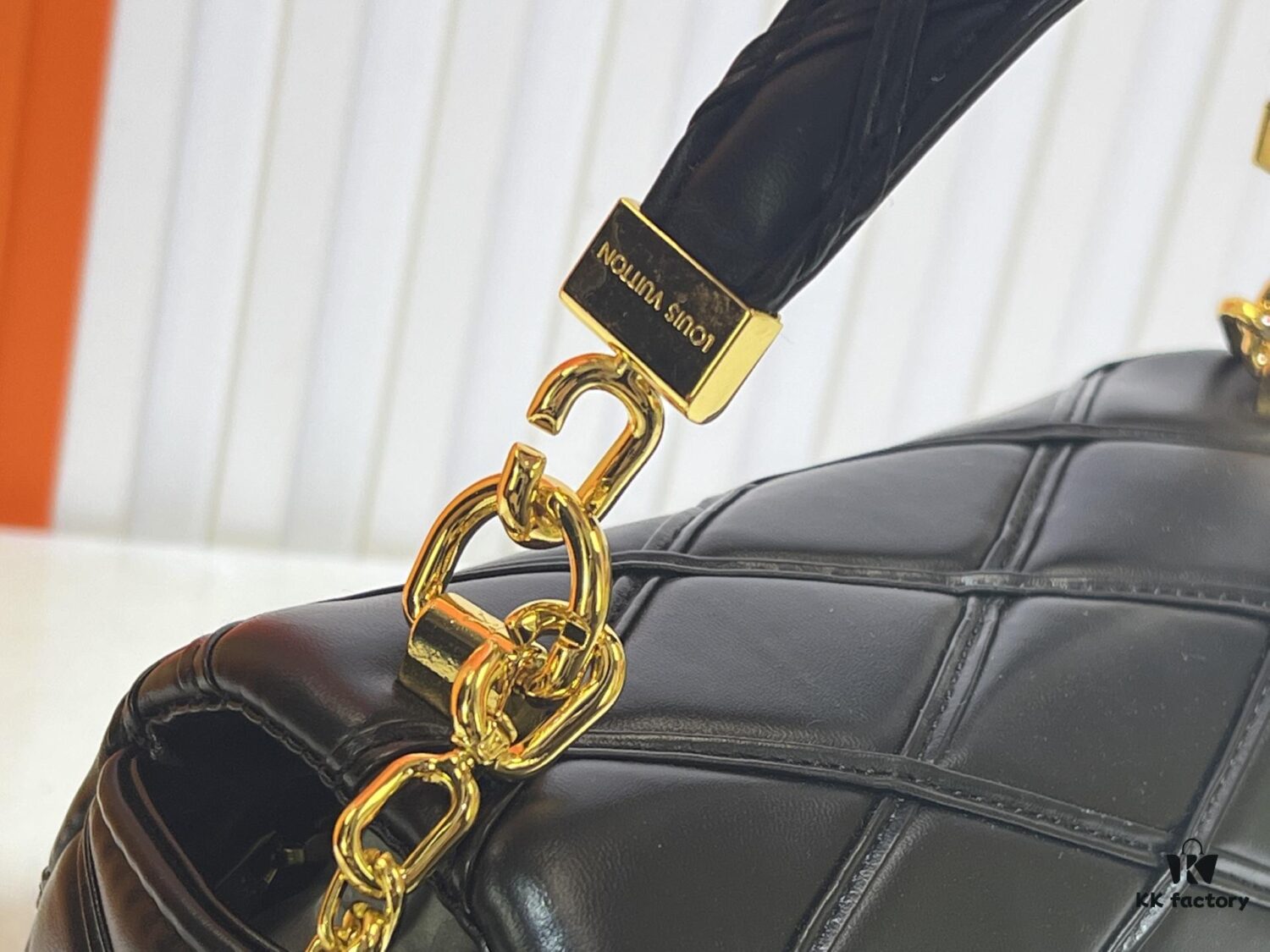 6930610ef09edb6de4c506ad M23689 M22891 Nicolas Ghesquière infuses the GO-14 Medium Handbag with innovative craftsmanship, featuring quilted lambskin meticulously treated to achieve a baked finish, expressing bold avant-garde style. The LV Twist lock adds signature brand elegance, while top handles and an adjustable chain strap are detachable, enabling multiple carrying options. Dimensions: 23X16X10