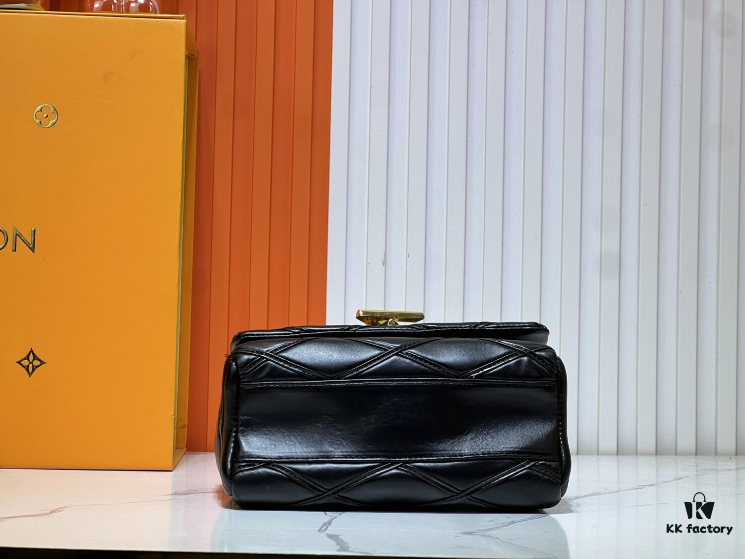 6930610ff09edb6de4c506ae M23689 M22891 Nicolas Ghesquière infuses the GO-14 Medium Handbag with innovative craftsmanship, featuring quilted lambskin meticulously treated to achieve a baked finish, expressing bold avant-garde style. The LV Twist lock adds signature brand elegance, while top handles and an adjustable chain strap are detachable, enabling multiple carrying options. Dimensions: 23X16X10