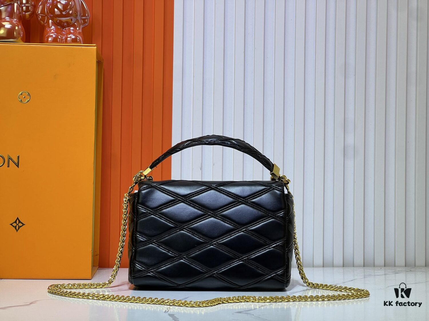 6930610ff09edb6de4c506af M23689 M22891 Nicolas Ghesquière infuses the GO-14 Medium Handbag with innovative craftsmanship, featuring quilted lambskin meticulously treated to achieve a baked finish, expressing bold avant-garde style. The LV Twist lock adds signature brand elegance, while top handles and an adjustable chain strap are detachable, enabling multiple carrying options. Dimensions: 23X16X10