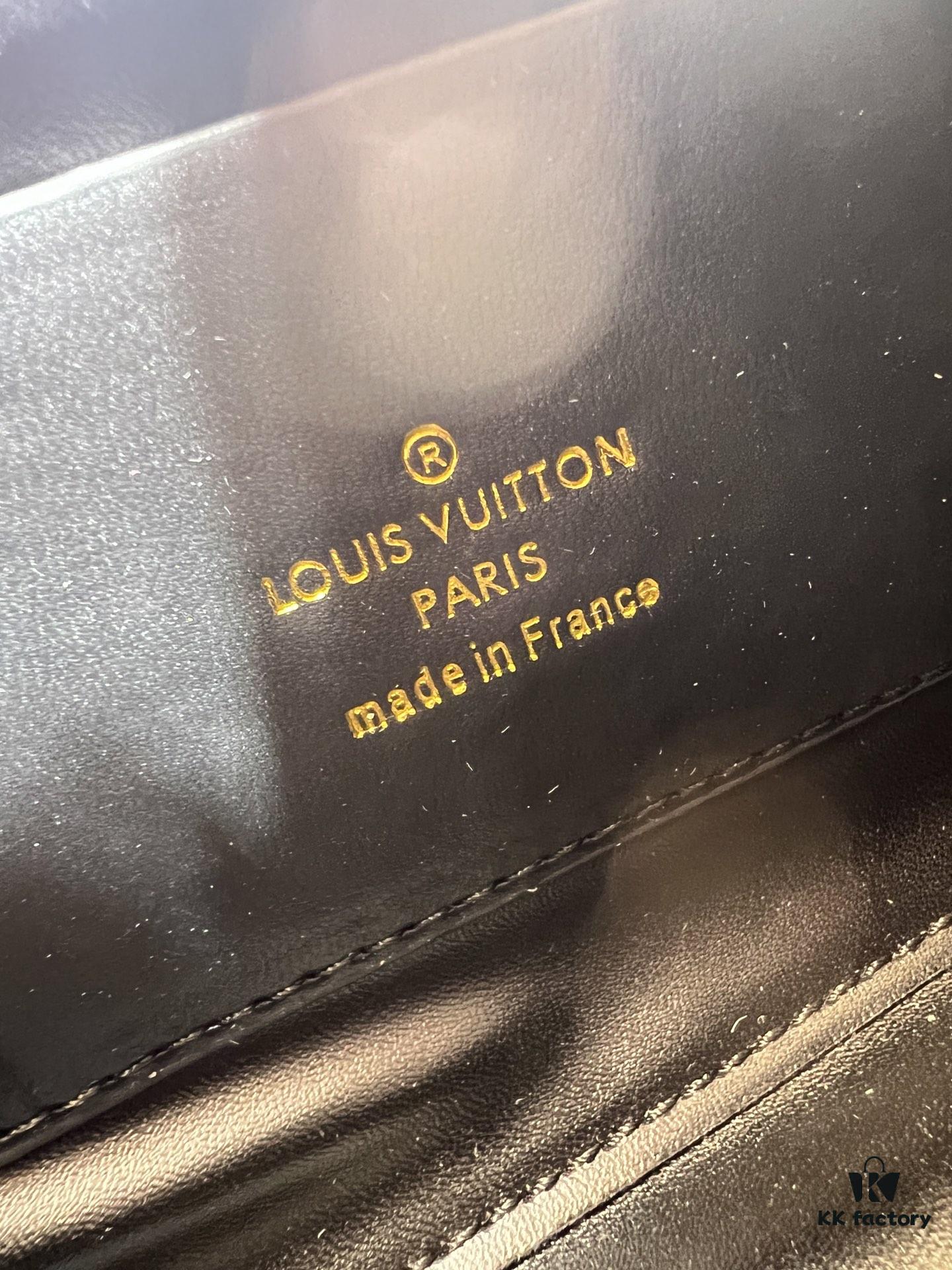 69306110f09edb6de4c506b2 M23689 M22891 Nicolas Ghesquière infuses the GO-14 Medium Handbag with innovative craftsmanship, featuring quilted lambskin meticulously treated to achieve a baked finish, expressing bold avant-garde style. The LV Twist lock adds signature brand elegance, while top handles and an adjustable chain strap are detachable, enabling multiple carrying options. Dimensions: 23X16X10