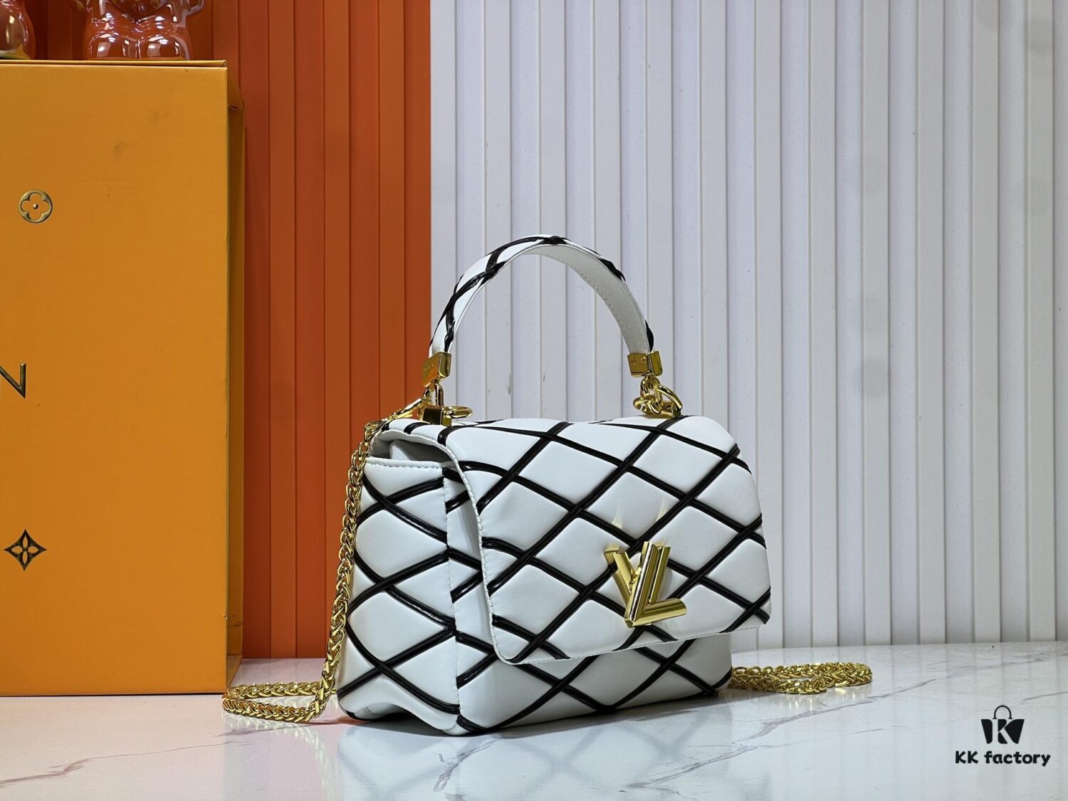 69306113f09edb6de4c506b5 M23689 M22891 Nicolas Ghesquière infuses the GO-14 Medium Handbag with innovative craftsmanship, featuring quilted lambskin meticulously treated to achieve a baked finish, showcasing bold avant-garde style. The LV Twist lock highlights the brand's elegance, while the top handle and adjustable chain strap are both detachable, offering versatile carrying options. Dimensions: 23X16X10