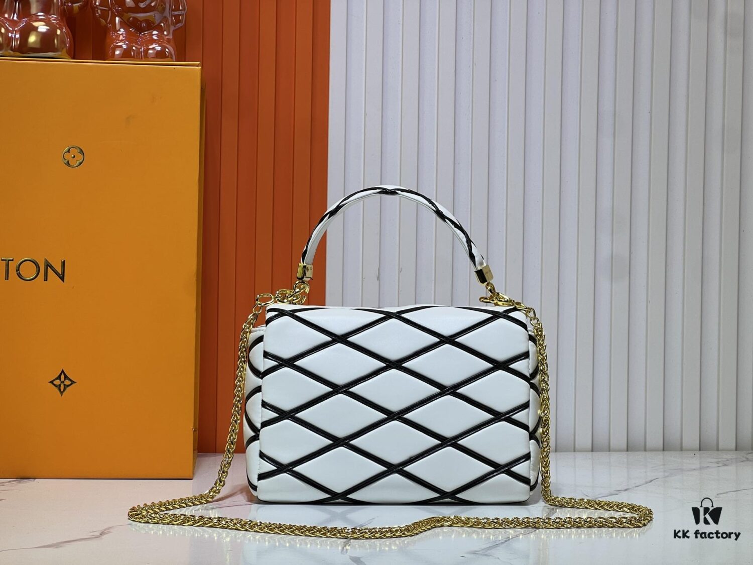 69306115f09edb6de4c506b8 M23689 M22891 Nicolas Ghesquière infuses the GO-14 Medium Handbag with innovative craftsmanship, featuring quilted lambskin meticulously treated to achieve a baked finish, showcasing bold avant-garde style. The LV Twist lock highlights the brand's elegance, while the top handle and adjustable chain strap are both detachable, offering versatile carrying options. Dimensions: 23X16X10