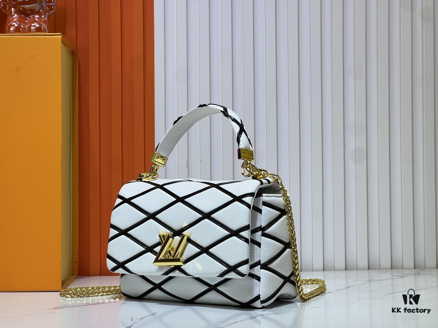 69306115f09edb6de4c506b9 M23689 M22891 Nicolas Ghesquière infuses the GO-14 Medium Handbag with innovative craftsmanship, featuring quilted lambskin meticulously treated to achieve a baked finish, showcasing bold avant-garde style. The LV Twist lock highlights the brand's elegance, while the top handle and adjustable chain strap are both detachable, offering versatile carrying options. Dimensions: 23X16X10