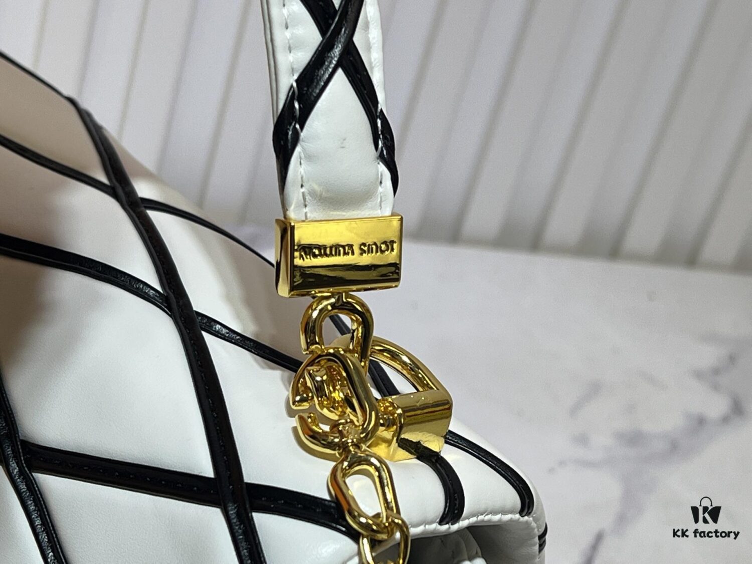 69306116f09edb6de4c506bc M23689 M22891 Nicolas Ghesquière infuses the GO-14 Medium Handbag with innovative craftsmanship, featuring quilted lambskin meticulously treated to achieve a baked finish, showcasing bold avant-garde style. The LV Twist lock highlights the brand's elegance, while the top handle and adjustable chain strap are both detachable, offering versatile carrying options. Dimensions: 23X16X10