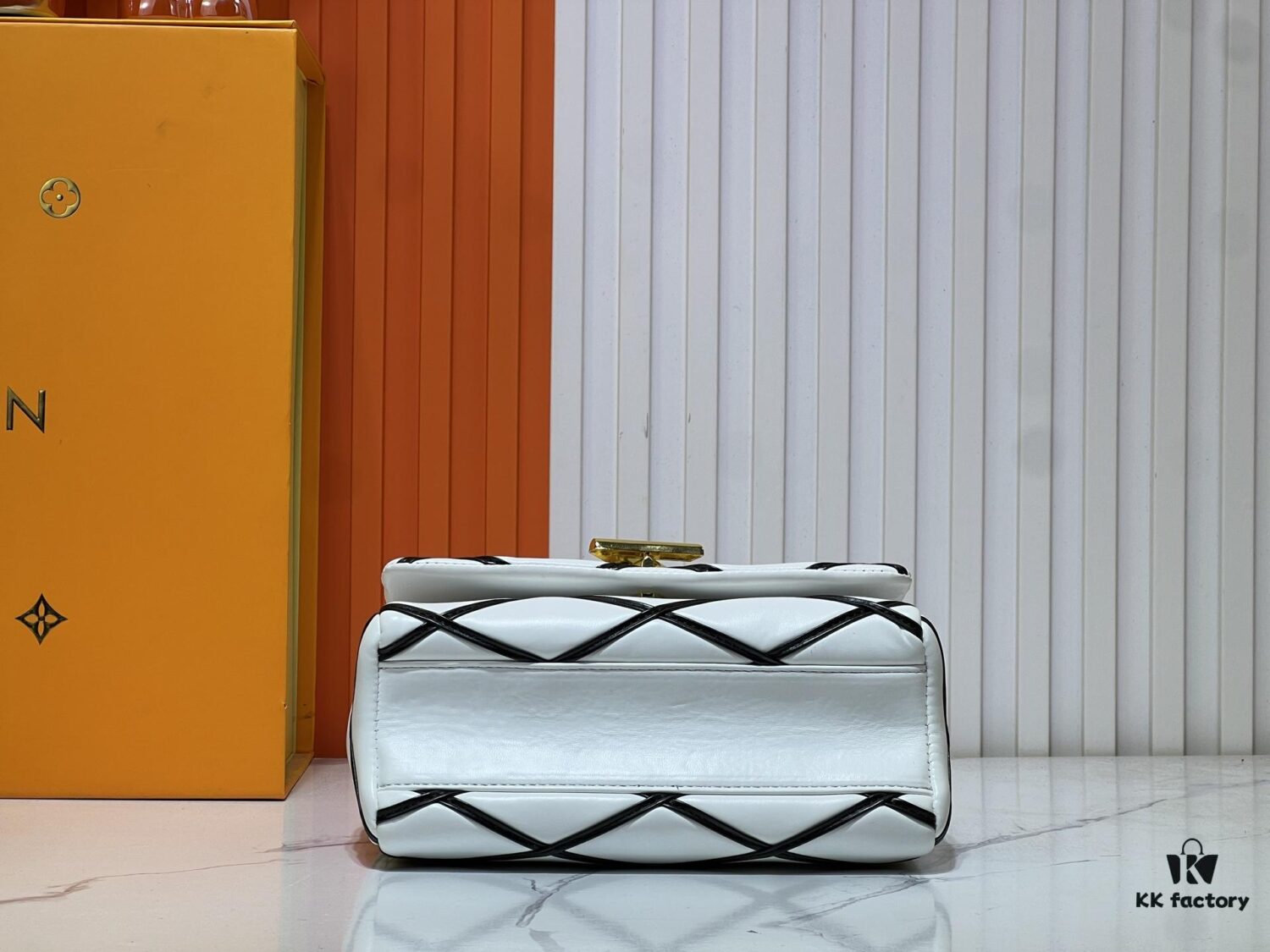 6930611ef09edb6de4c506ca M23689 M22891 Nicolas Ghesquière infuses the GO-14 Medium Handbag with innovative craftsmanship, featuring quilted lambskin meticulously treated to achieve a baked finish, showcasing bold avant-garde style. The LV Twist lock highlights the brand's elegance, while the top handle and adjustable chain strap are both detachable, offering versatile carrying options. Dimensions: 23X16X10