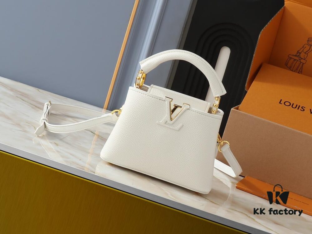 69306211f09edb6de4c508f0 Upgraded Original M24728 M24736 M25087 M24655 M24656 M24733 M24729 M25090 M12785 M24727 M24745 This Mini Capucines Bag is crafted from refined Taurillon leather, accentuated by a lustrous handle ring and the signature LV lettering that enhances its compact silhouette. The detachable shoulder strap allows for versatile styling as a shoulder or crossbody bag. Dimensions: 21.0 x 13.6 x 8.0 cm (L x H x W)
