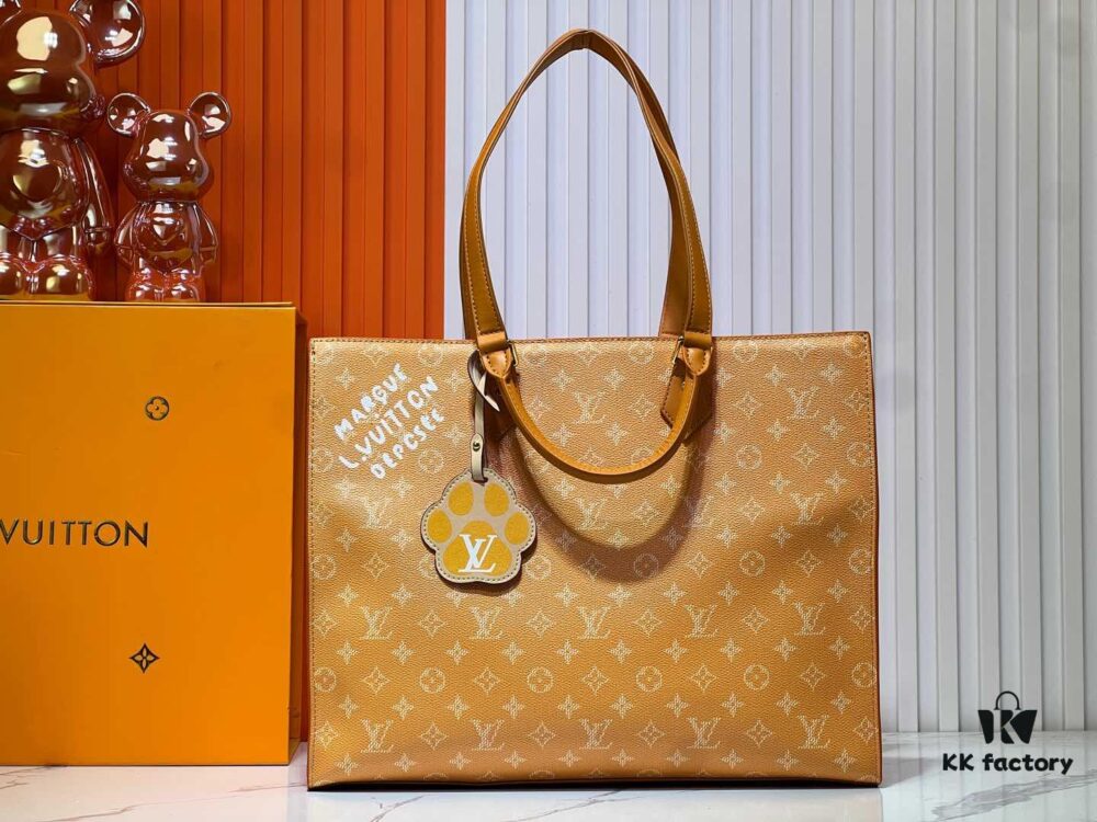 6930622ff09edb6de4c50938 M12683 This Sac Plat 24H Handbag is crafted from vibrant Monogram Heritage canvas, reinterpreting the original Damier canvas's Marque L Vuitton Déposée signature. Embossed LV-letter detailing adorns the trim in a dog paw motif, while dual top handles offer versatile carrying options as hand-held or shoulder carry. Dimensions: 41x33x14cm