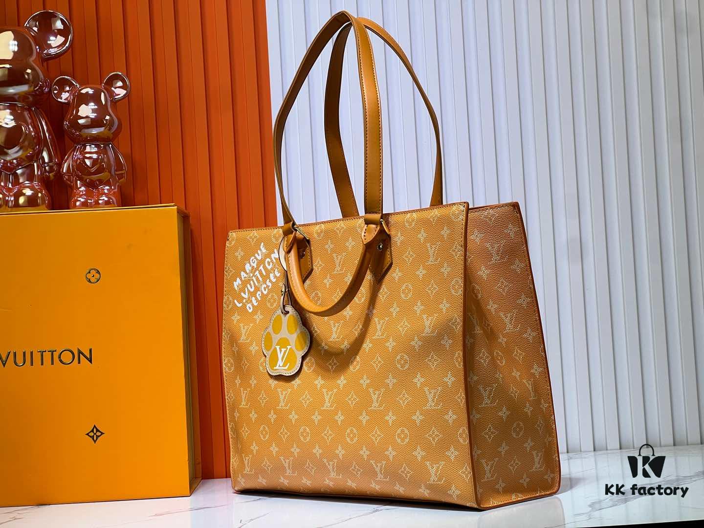 M12683 This Sac Plat 24H Handbag is crafted from vibrant Monogram Heritage canvas, reinterpreting the original Damier canvas's Marque L Vuitton Déposée signature. Embossed LV-letter detailing adorns the trim in a dog paw motif, while dual top handles offer versatile carrying options as hand-held or shoulder carry. Dimensions: 41x33x14cm
