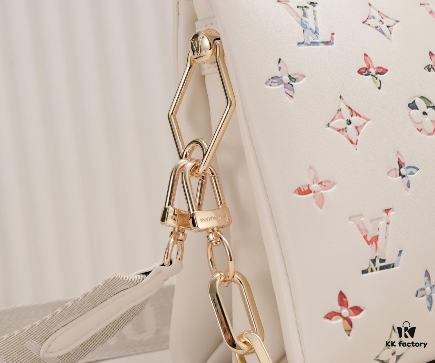 69306250f09edb6de4c50979 Exclusive Real Shot - Upgraded Version‼️ M21353 Printed 57790 This Coussin Small Bag Features Monogram-Embossed Lamb Leather with Floral Pattern Integrated into the LV Letters and Monogram Flowers