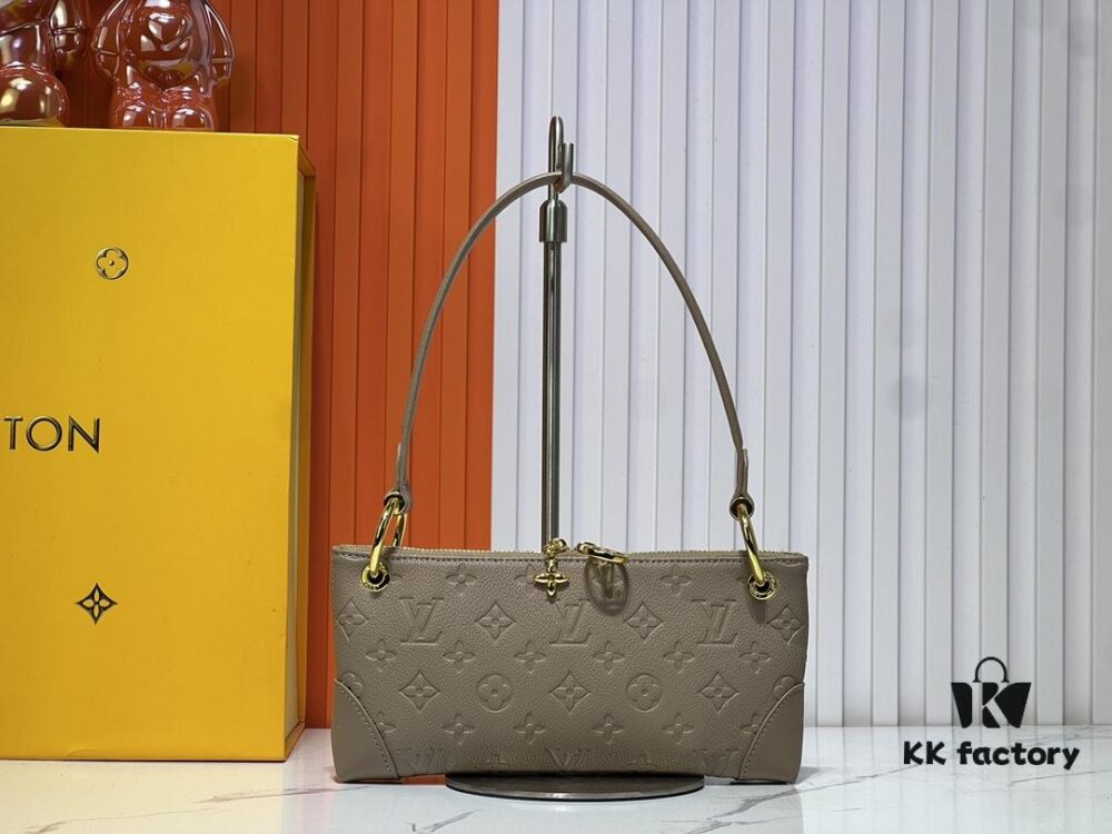 Upgraded Original M12174 This Pochette Sèvres Belongs to the LV Ski Collection, Ready to Shine in a 'Sparkling' Gunmetal Tone