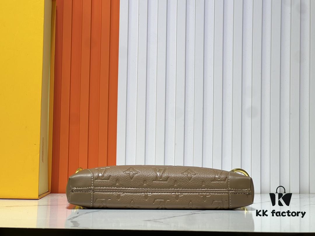 693062abf09edb6de4c50a55 Upgraded Original M12174 This Pochette Sèvres Belongs to the LV Ski Collection, Ready to Shine in a 'Sparkling' Gunmetal Tone