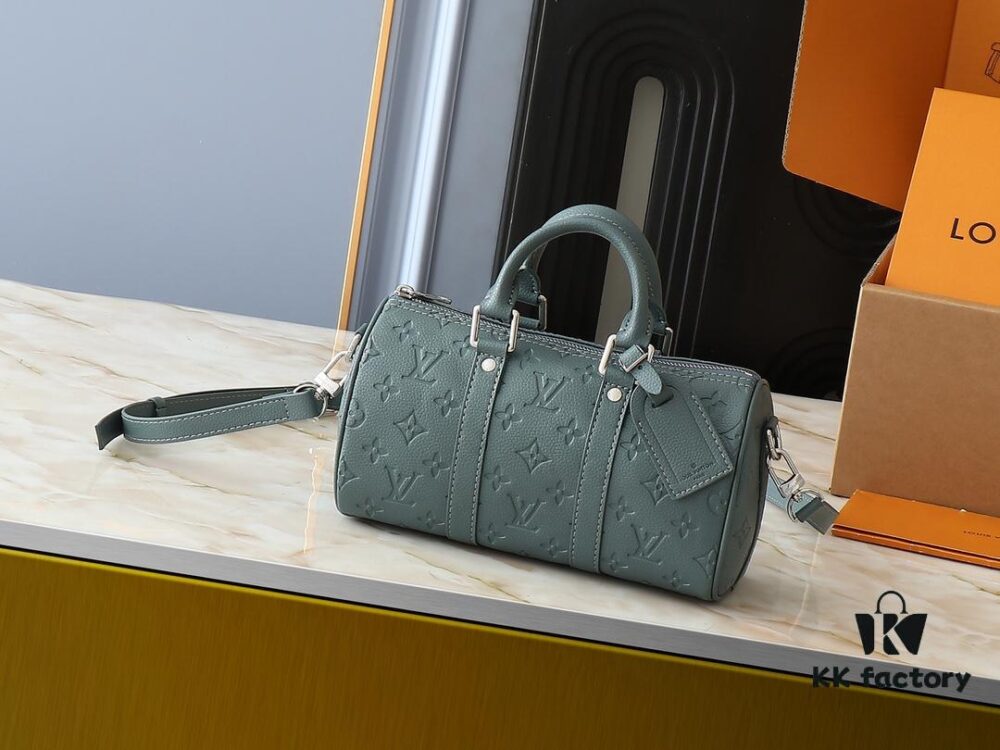 693063fd6e68136f4d9a43db Upgraded Original M00148 Color Gradient Check M13866 Misty Lake Blue Men's Bag Pillow Bag Speedy HR Series This Keepall 25 Handbag is Crafted from Monogram Eclipse Reverse Canvas Showcasing an Elegant Reinterpretation of Louis Vuitton's Classic Pattern Reinforced Straps and Leather Label Continue the Iconic Elements of the Keepall Collection Zipper Closure Ensures Personal Belongings Travel Securely Dimensions 25.0 x 15.0 x 11.0cm (Length x Height x Width)