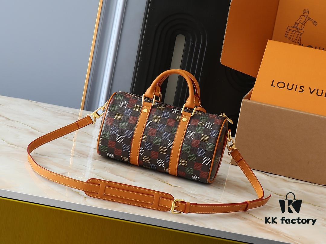 693063fd6e68136f4d9a43dd Upgraded Original M00148 Color Gradient Check M13866 Misty Lake Blue Men's Bag Pillow Bag Speedy HR Series This Keepall 25 Handbag is Crafted from Monogram Eclipse Reverse Canvas Showcasing an Elegant Reinterpretation of Louis Vuitton's Classic Pattern Reinforced Straps and Leather Nameplate Continue the Iconic Elements of the Keepall Collection Zippered Closure Ensures Personal Belongings Travel Securely Dimensions 25.0 x 15.0 x 11.0cm (Length x Height x Width)