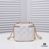 Chanel 2021 Fall/Winter New Arrival Handheld Makeup Pouch, Compact Storage Box, Authentic Hardware, Adjustable Strap, Premium Imported Lamb Leather