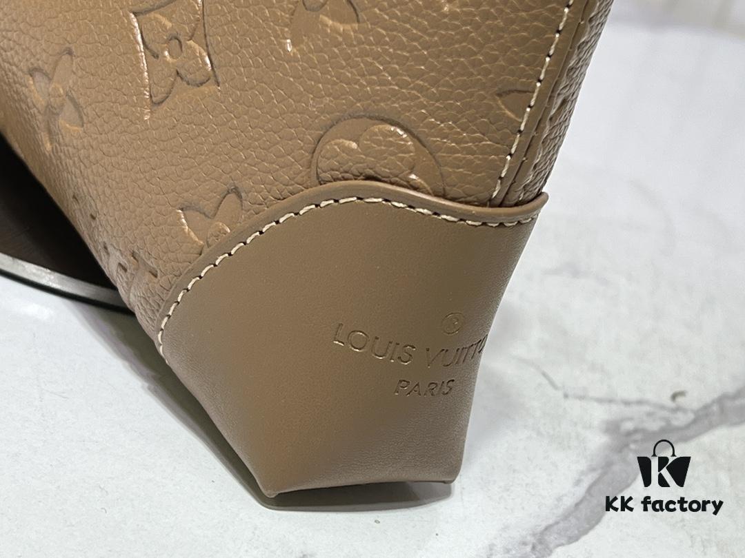 693064ae6e68136f4d9a44c3 Upgraded Original M12174 This Pochette Sèvres Belongs to the LV Ski Collection, Ready to Shine in a 'Sparkling' Gunmetal Tone