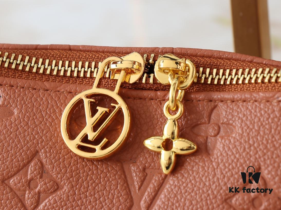 693064b36e68136f4d9a44d1 Upgraded Original M12174 This Pochette Sèvres Belongs to the LV Ski Collection, Ready to Shine in a 'Sparkling' Gunmetal Tone