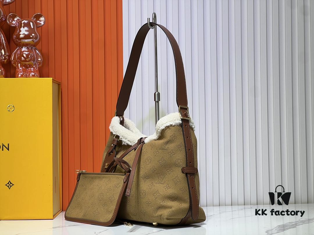 693065706e68136f4d9a464c M11843 M46203 (Suede Leather with Digital Perforation Technique, Aligned Pattern) CarryAll Small Bag from LV Ski Collection
