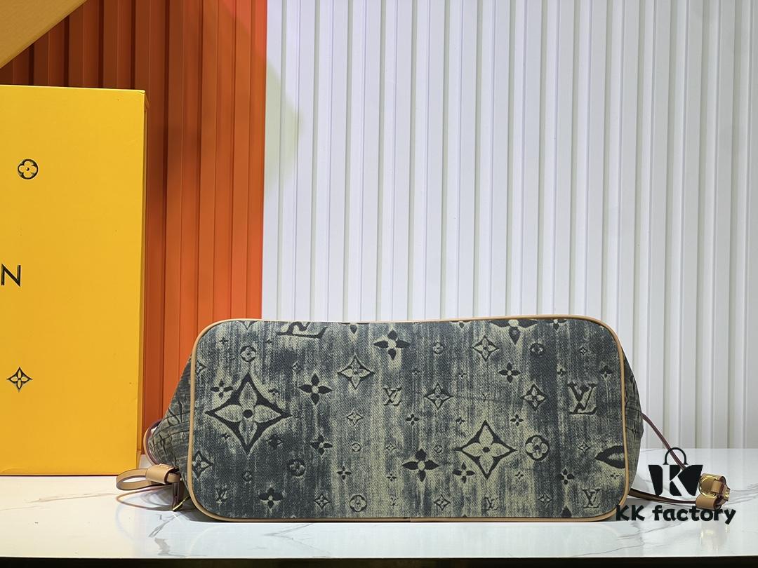 6930664d6e68136f4d9a4810 M45865 M40995 This Neverfull Medium Bag is crafted from Monogram Tiles canvas in a tote silhouette, accented with leather trim outlining the top and handles. The central LV Circle signature complements the watercolor-effect Monogram pattern, while the printed zip pouch can be removed for separate use.