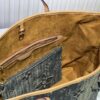 6930664e6e68136f4d9a4813 M45865 M40995 This Neverfull Medium Bag is crafted from Monogram Tiles canvas in a tote silhouette, accented with leather trim outlining the top and handles. The central LV Circle signature complements the watercolor-effect Monogram pattern, while the printed zip pouch can be removed for separate use.