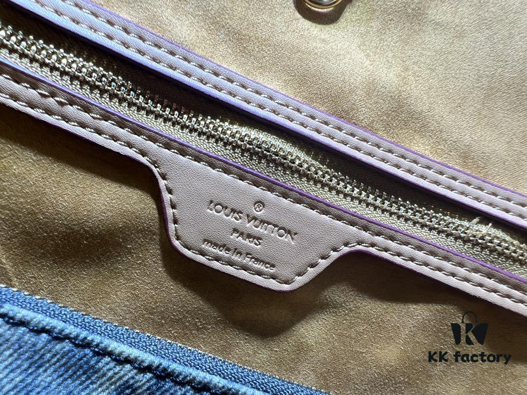 693066516e68136f4d9a4819 M45865 M40995 This Neverfull Medium Bag is crafted from Monogram Tiles canvas in a tote silhouette, accented with leather trim outlining the top and handles. The central LV Circle signature complements the watercolor-effect Monogram pattern, while the printed zip pouch can be removed for separate use.