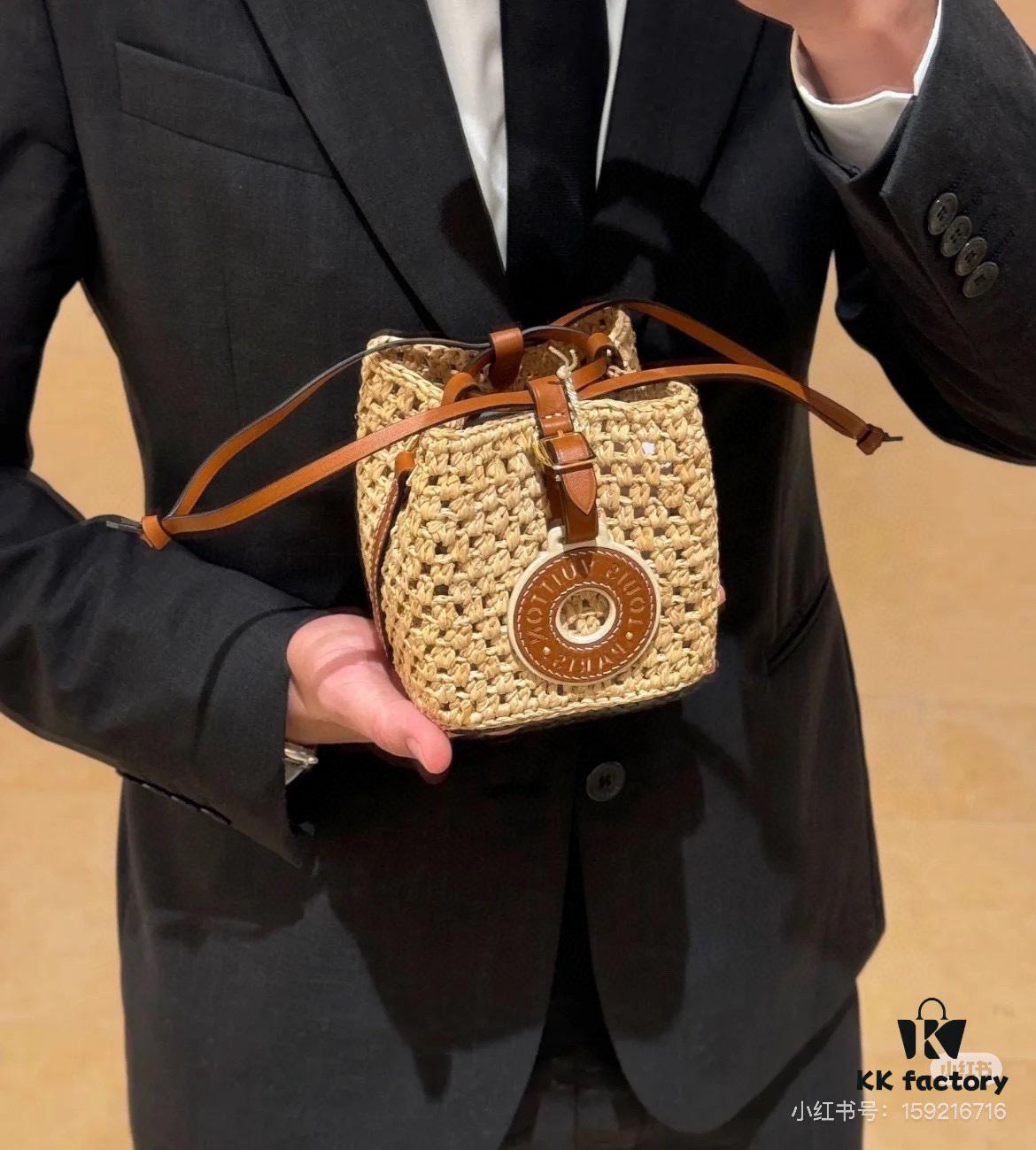 693066676e68136f4d9a4844 New Small LV NOE PURSE Bucket Bag in Raffia Leather