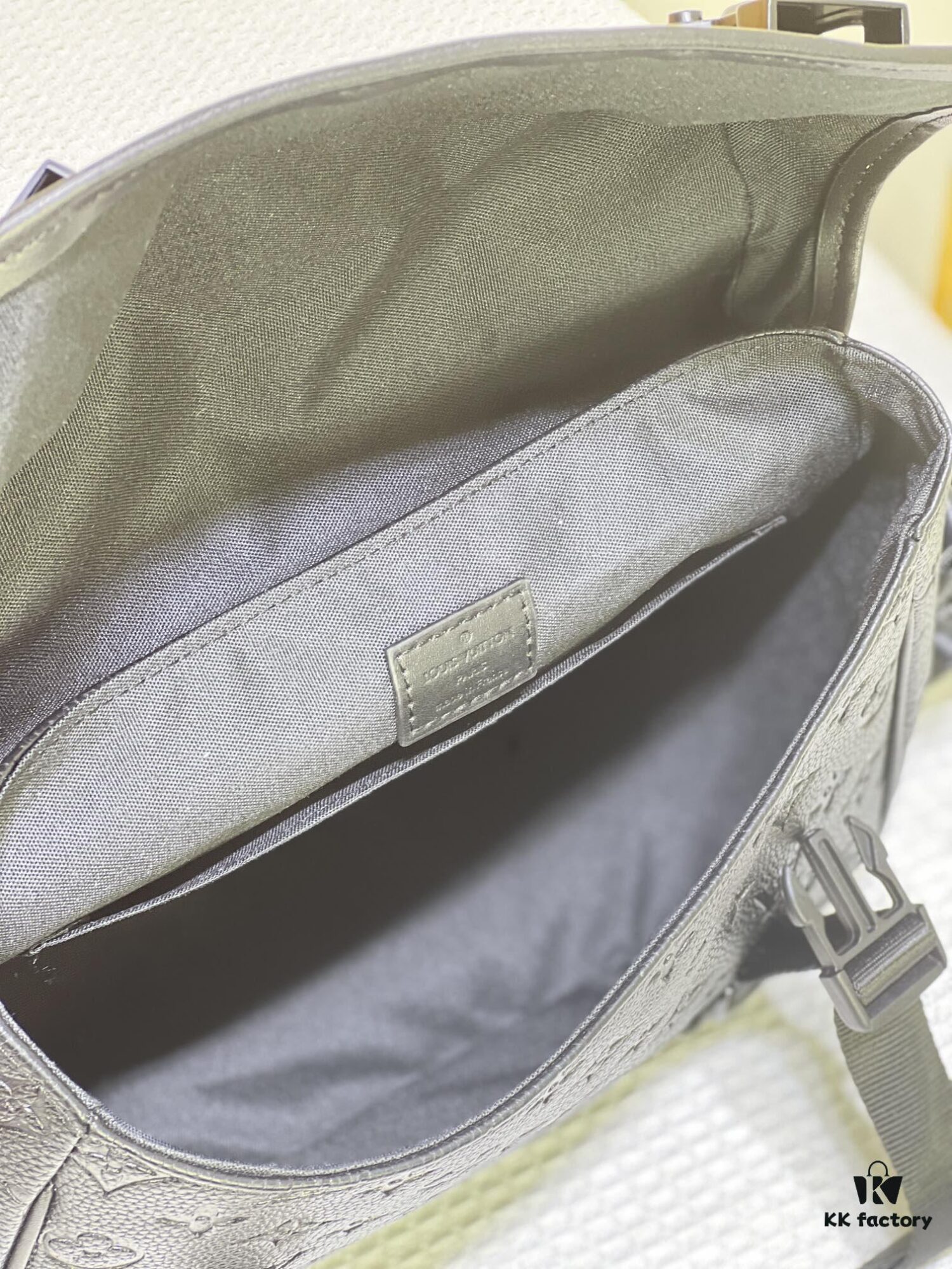 6930676b6e68136f4d9a4a0c M46972 Vintage Flower, Black Flower LV Trail Messenger Bag