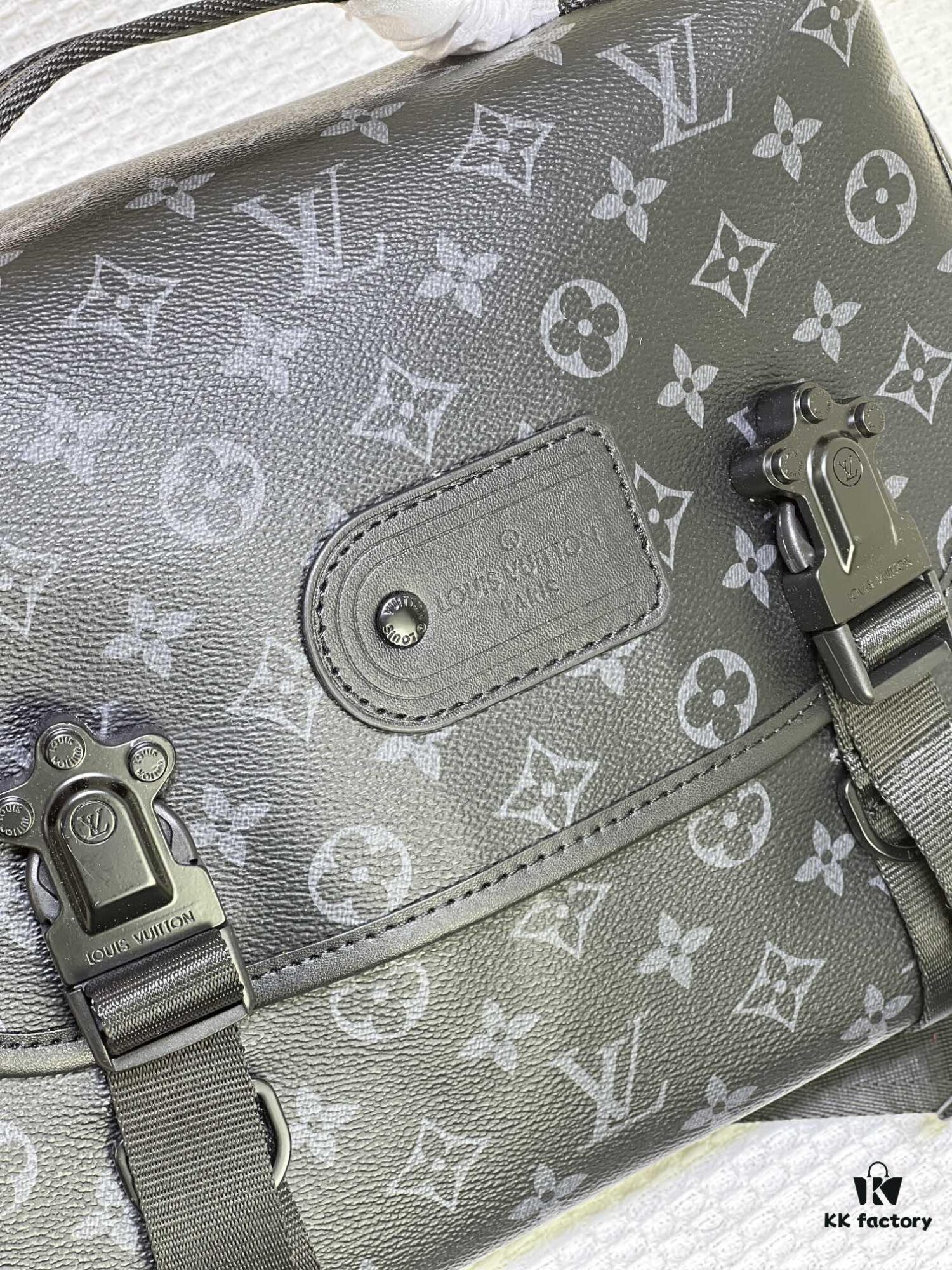 6930676e6e68136f4d9a4a0e M46972 Monogram and Black Flower - LV Trail Messenger Bag
