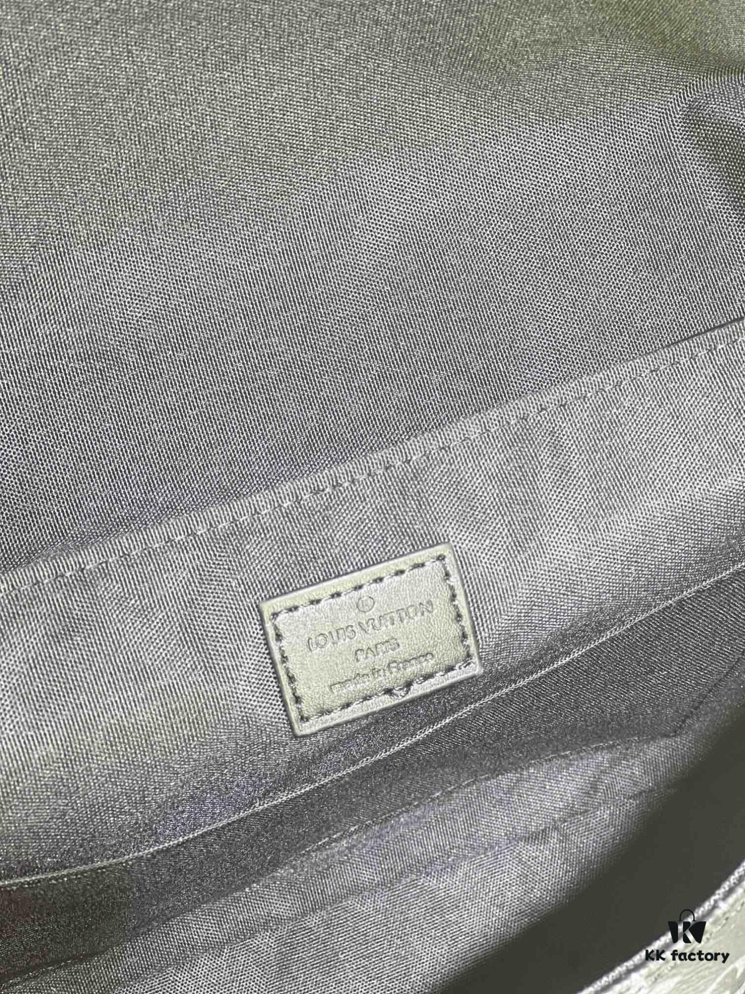 693067706e68136f4d9a4a12 M46972 Monogram and Black Flower - LV Trail Messenger Bag