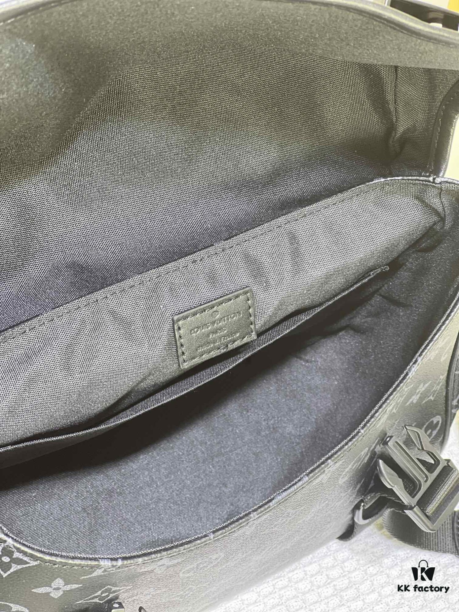 693067706e68136f4d9a4a13 M46972 Monogram and Black Flower - LV Trail Messenger Bag