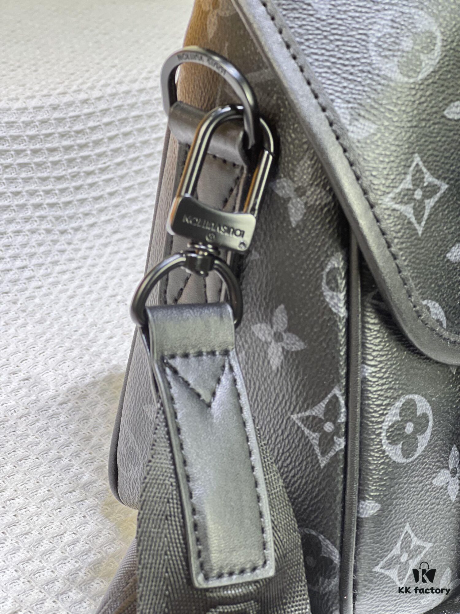 693067706e68136f4d9a4a14 M46972 Monogram and Black Flower - LV Trail Messenger Bag