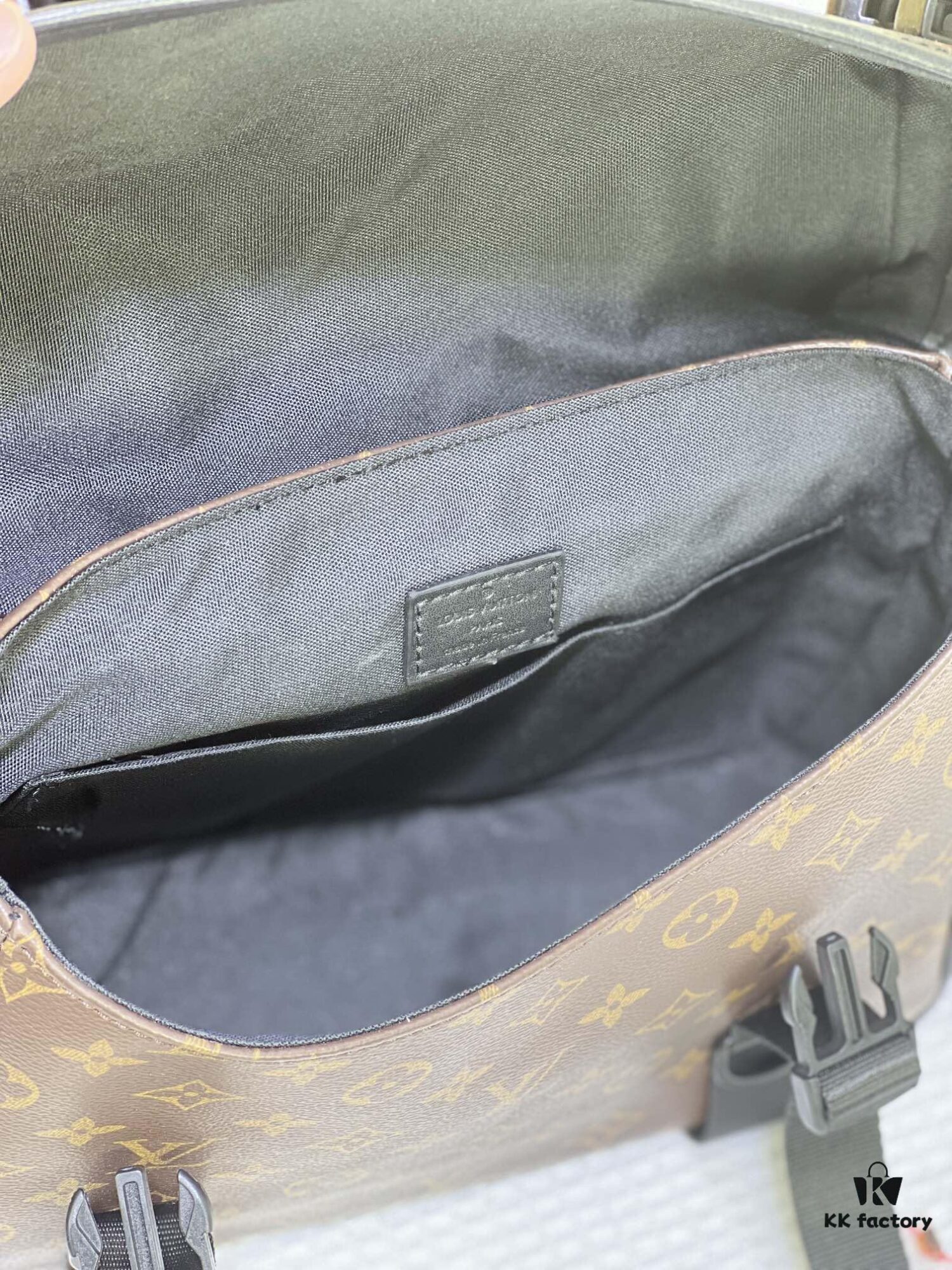 693067756e68136f4d9a4a1a M46972 Vintage Flower, Black Flower LV Trail Messenger Bag