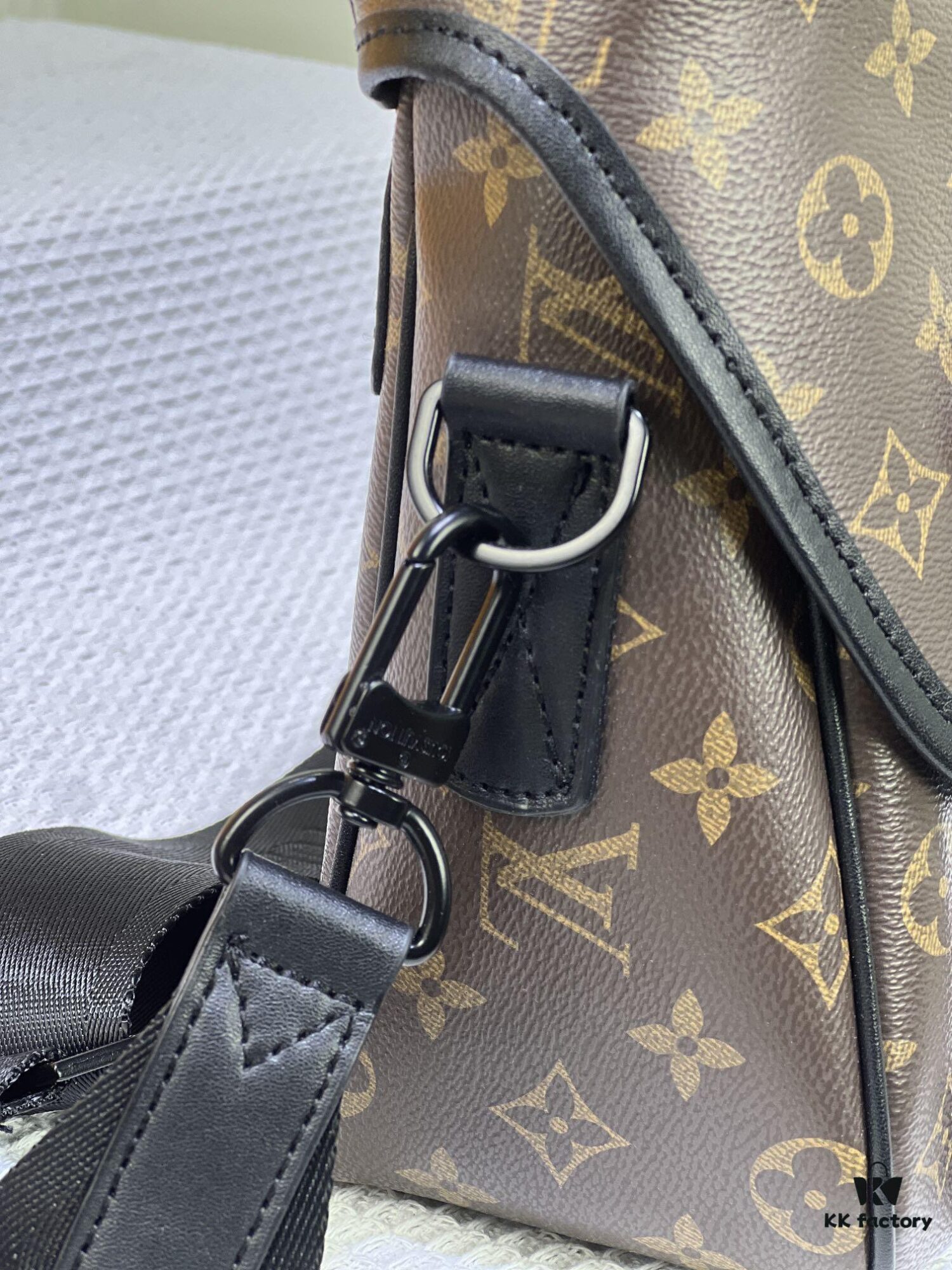693067756e68136f4d9a4a1b M46972 Vintage Flower, Black Flower LV Trail Messenger Bag