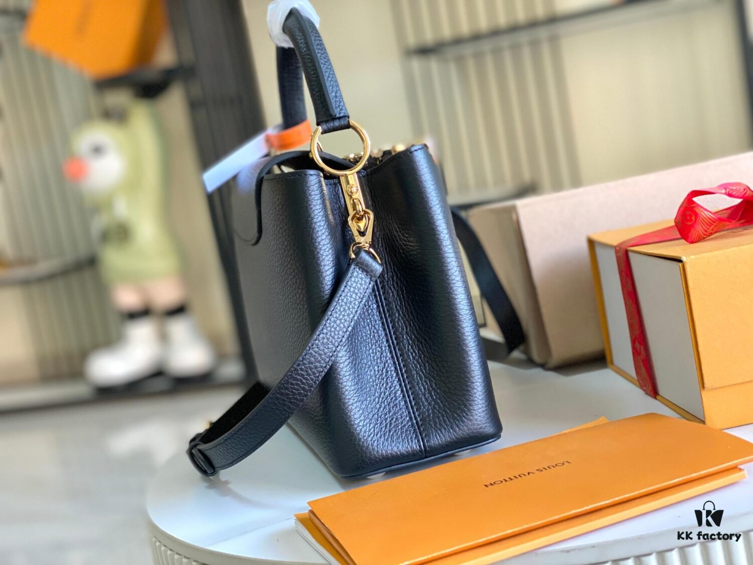 693068c76e68136f4d9a4c27 Supreme Grade Full Set Packaging 【Premium Original Leather M23263💋 M23332 Black White Shell】Capucines Medium Handbag