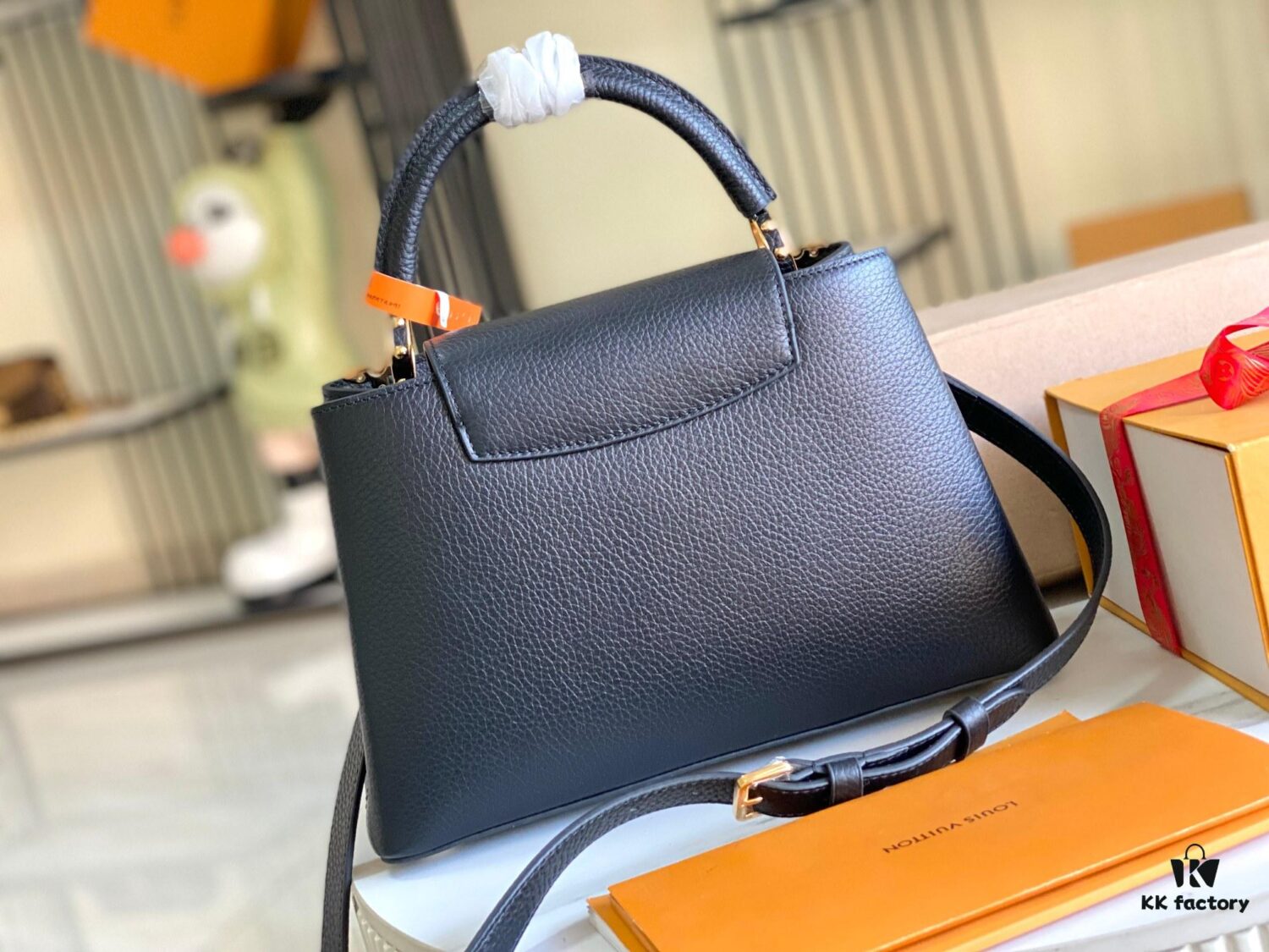693068c86e68136f4d9a4c28 Supreme Grade Full Set Packaging 【Premium Original Leather M23263💋 M23332 Black White Shell】Capucines Medium Handbag