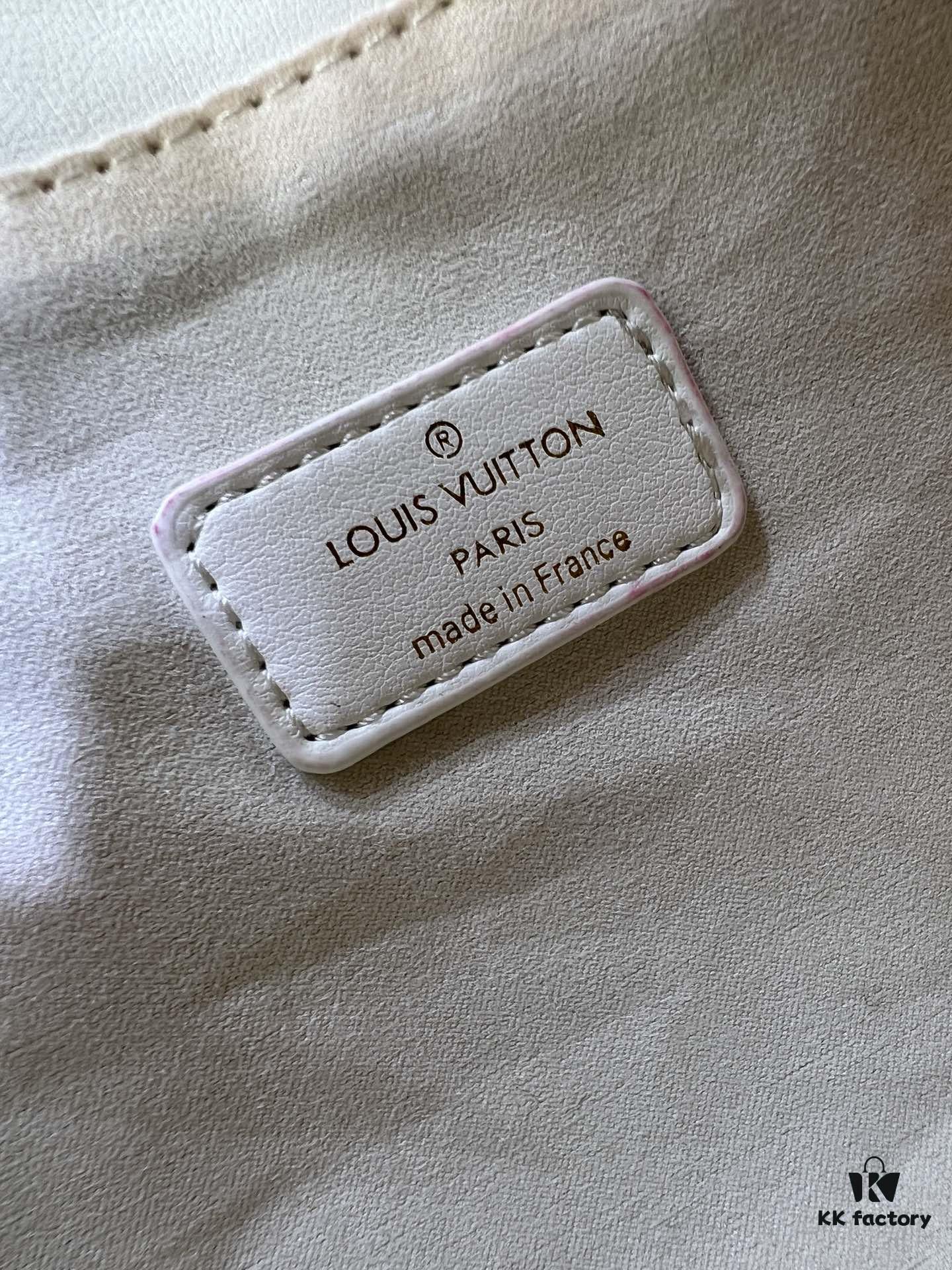 6930695d6e68136f4d9a4d33 M23689 Nicolas Ghesquière GO-14 Medium Handbag