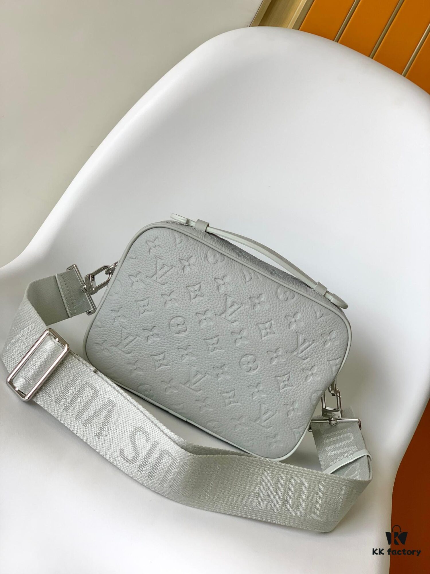 693069d66e68136f4d9a4e08 Top Quality Original Copy New Arrival M23152 Gray Full Leather Embossed Messenger Bag Series - This S Lock Messenger Bag Crafted from Soft Taurillon Leather in Elegant Black with the Brand's Iconic Monogram Embossing