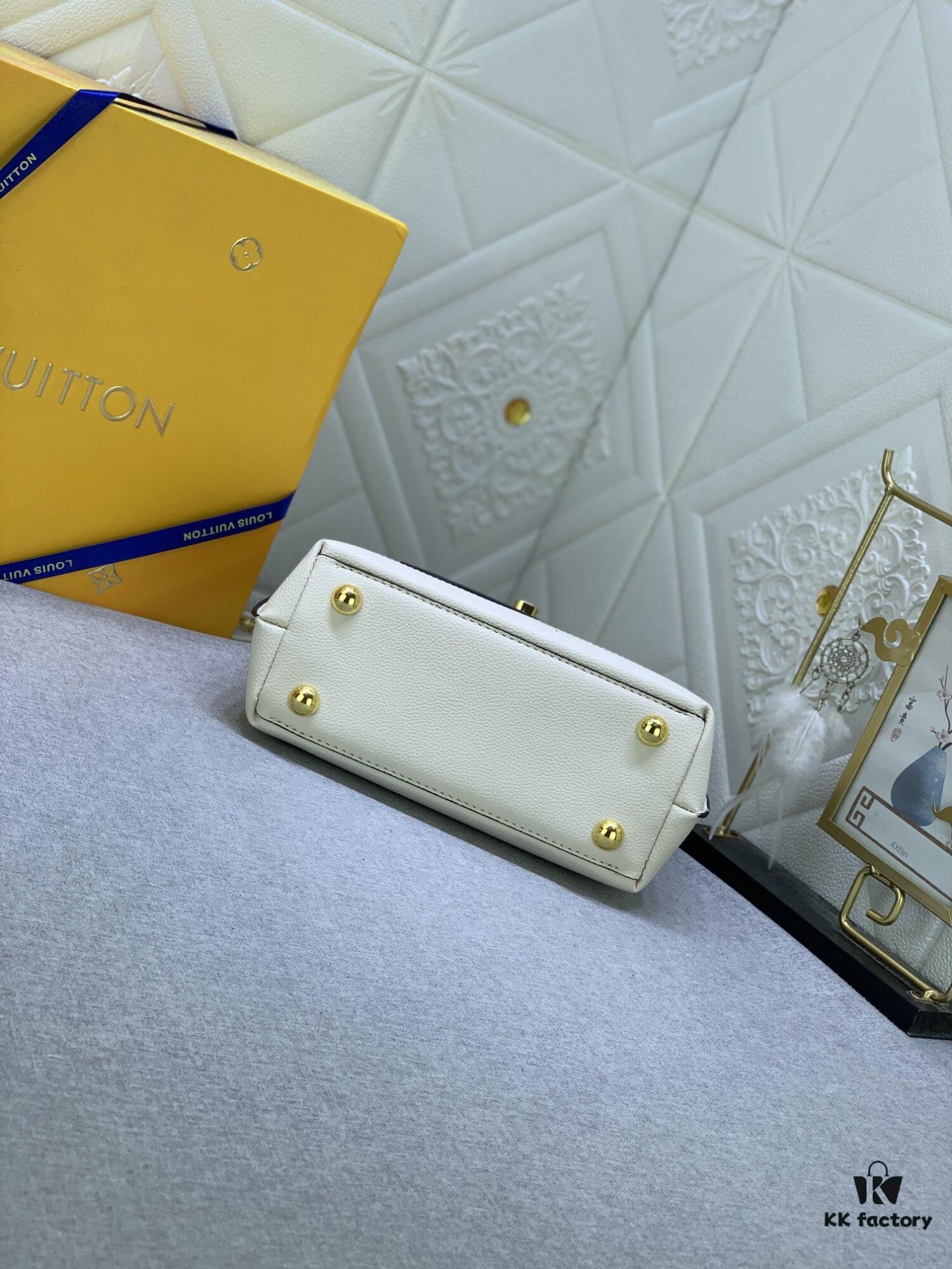 69306a1b6e68136f4d9a4e91 Upgraded Original M22626 M21088 M21052 M20997 This Season, the Compact Lockme Ever Mini Bag Features Fashionable New Hues in Grained Calfskin Leather