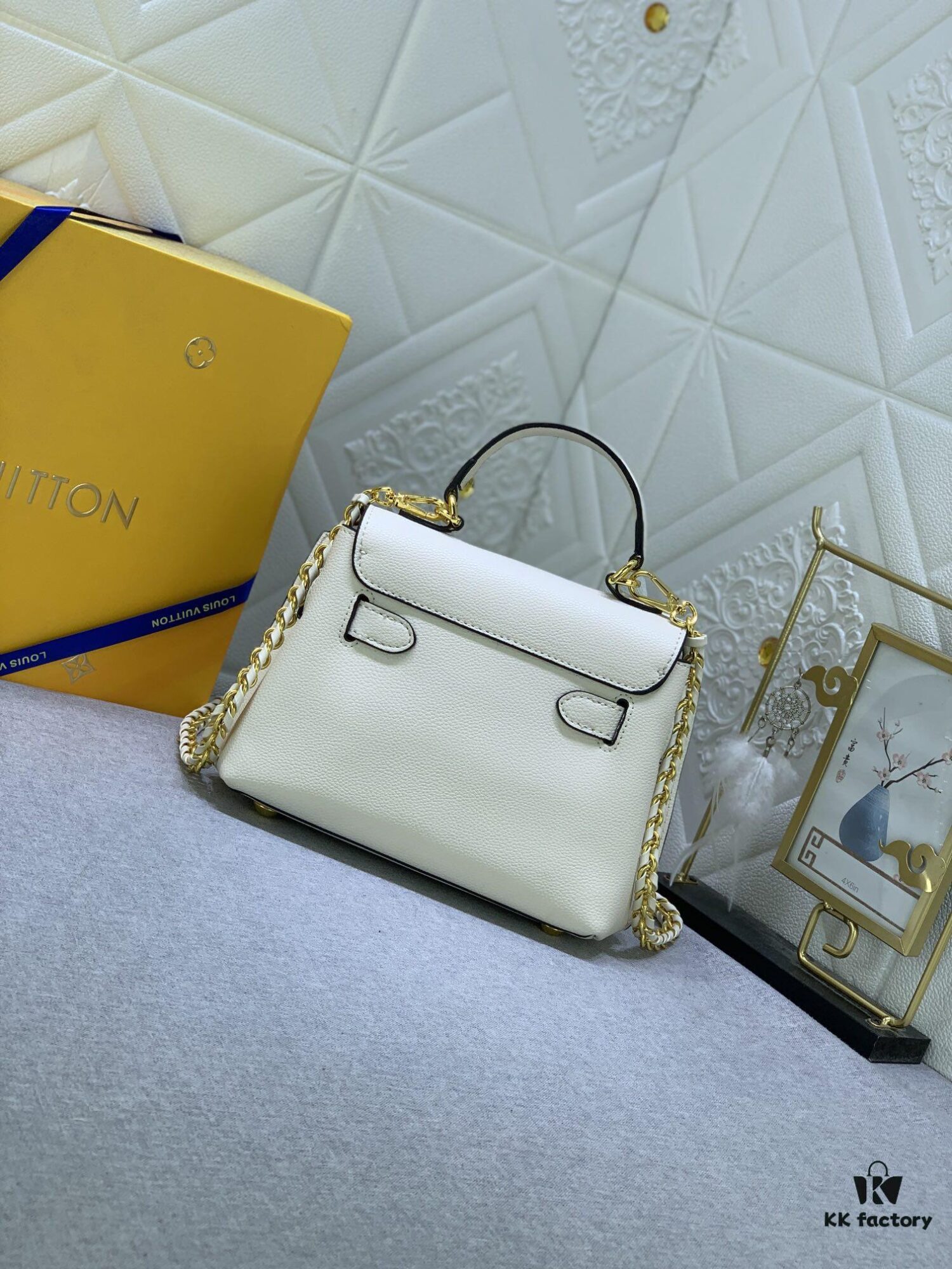 69306a1b6e68136f4d9a4e92 Upgraded Original M22626 M21088 M21052 M20997 This Season, the Compact Lockme Ever Mini Bag Features Fashionable New Hues in Grained Calfskin Leather
