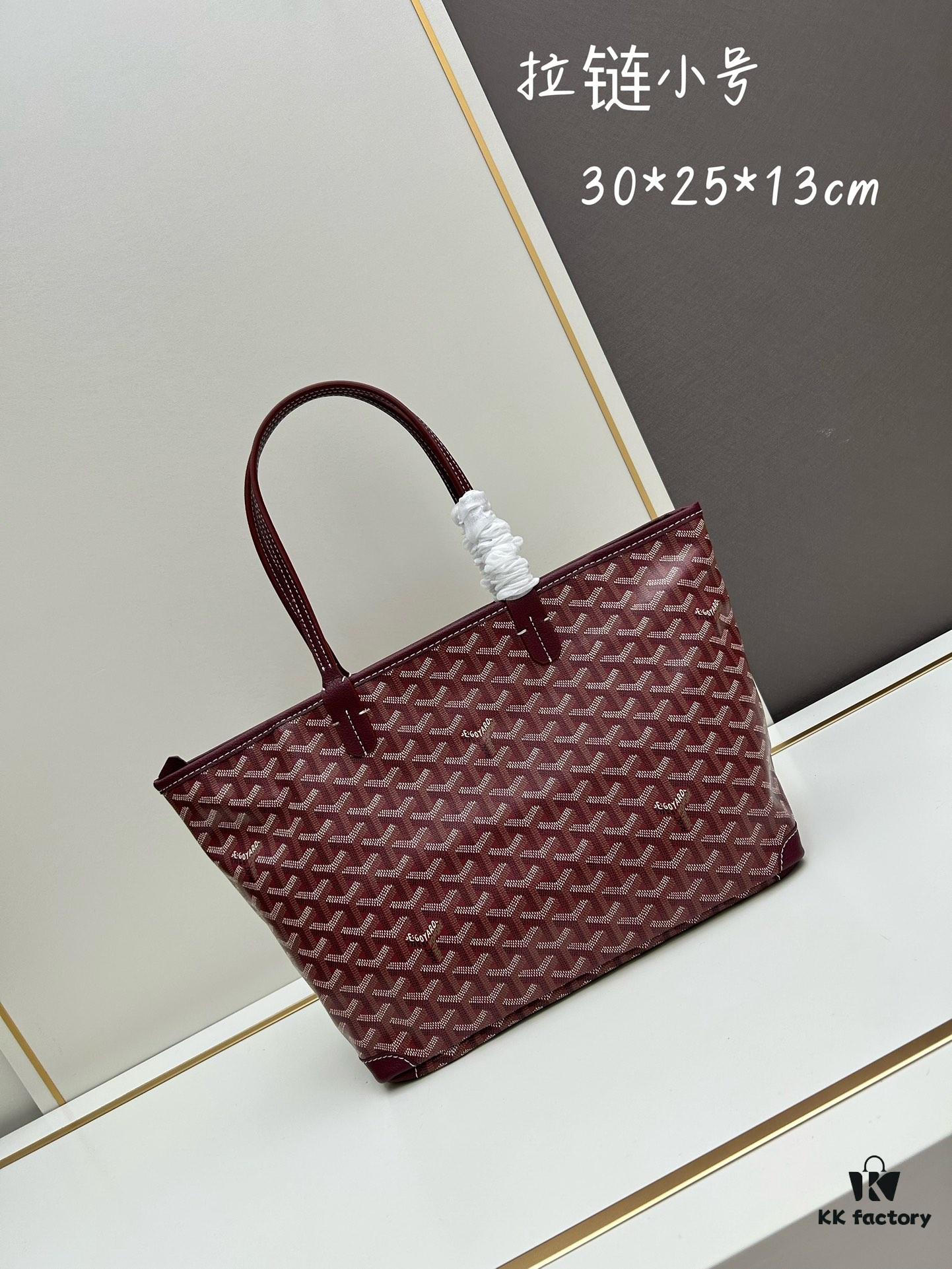 69306bb76e68136f4d9a5154 Small Artois Small Bag (Zippered Tote) – a tribute to the iconic Saint Louis bag, featuring a structured design with enhanced security and privacy through leather corner guards and a zip closure. It includes a removable interior pouch for organizing your belongings. The Artois Small Bag has longer handles than the Saint Louis Small Bag, offering easier carrying.
