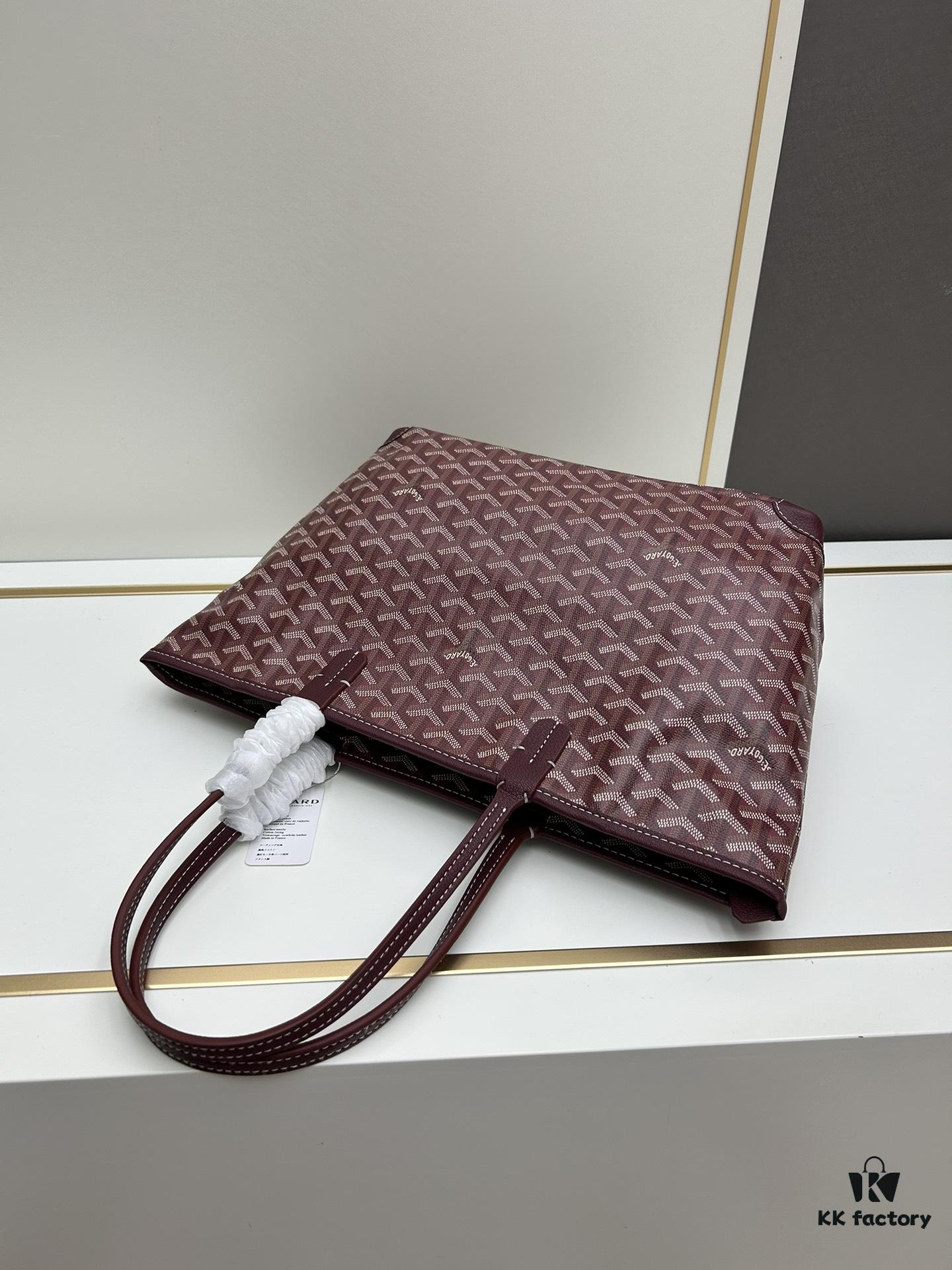 69306bb86e68136f4d9a5156 Small Artois Small Bag (Zippered Tote) – a tribute to the iconic Saint Louis bag, featuring a structured design with enhanced security and privacy through leather corner guards and a zip closure. It includes a removable interior pouch for organizing your belongings. The Artois Small Bag has longer handles than the Saint Louis Small Bag, offering easier carrying.