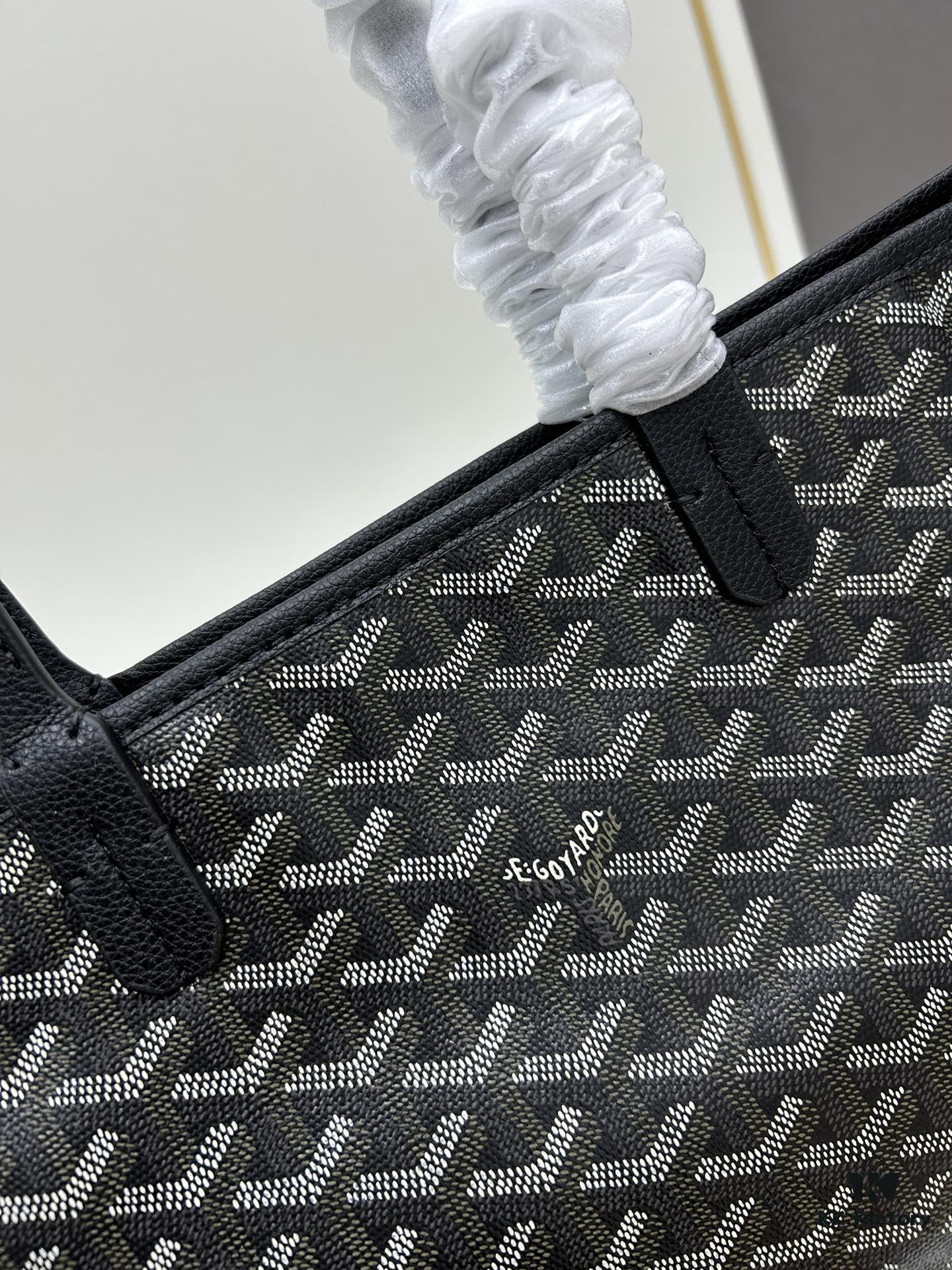 69306bca6e68136f4d9a5174 Small Artois Small Bag (Zippered Tote) is a tribute to the iconic Saint Louis Bag, featuring a structured design with enhanced security and privacy thanks to leather corner guards and a zip closure. It also includes a removable inner pouch for organizing your belongings. The Artois Small Bag has longer handles than the Saint Louis Small Bag, making it easier to carry.