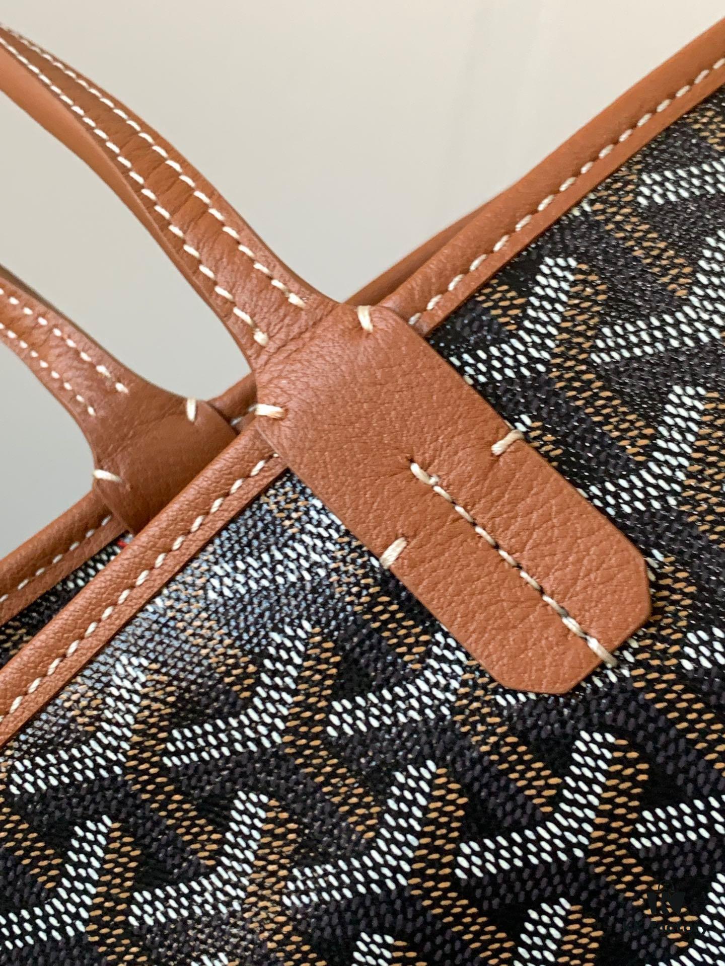 69306c9d6e68136f4d9a531e Small Artois Small Bag (Zip Tote) is a tribute to the iconic Saint Louis Bag, featuring a structured design with enhanced security and privacy thanks to leather corner guards and a zip closure. It also includes a removable inner pouch for organizing your belongings. The Artois Small Bag has longer handles than the Saint Louis Small Bag, making it more comfortable to carry.