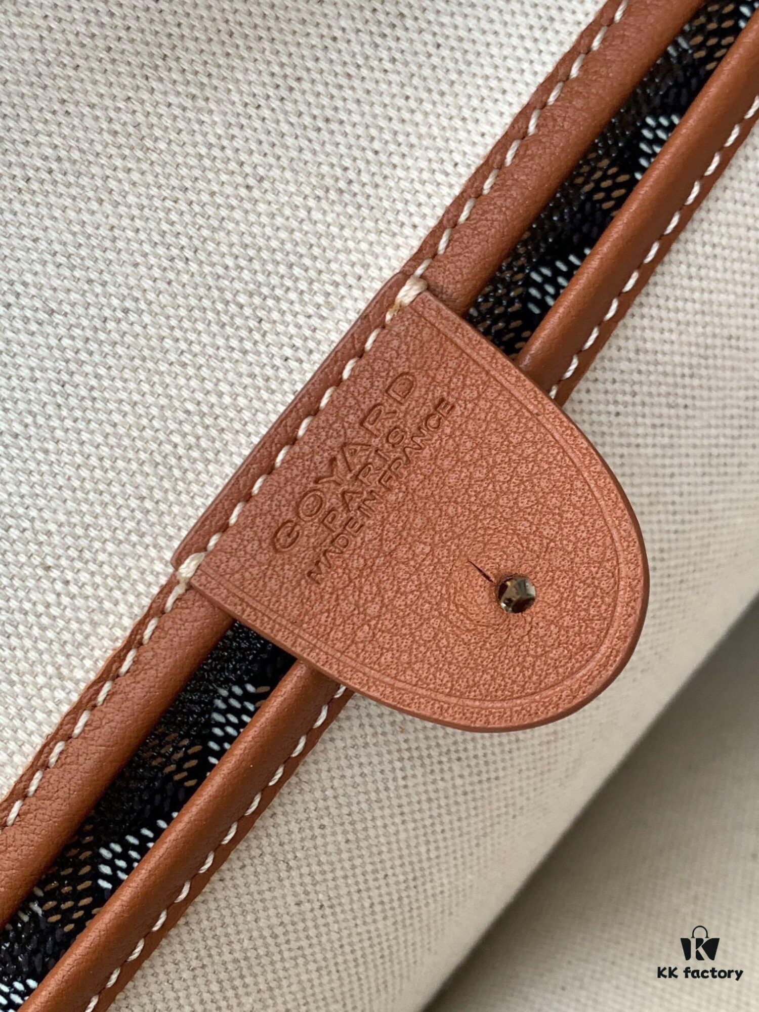 69306ca26e68136f4d9a5326 Small Artois Small Bag (Zip Tote) is a tribute to the iconic Saint Louis Bag, featuring a structured design with enhanced security and privacy thanks to leather corner guards and a zip closure. It also includes a removable inner pouch for organizing your belongings. The Artois Small Bag has longer handles than the Saint Louis Small Bag, making it more comfortable to carry.