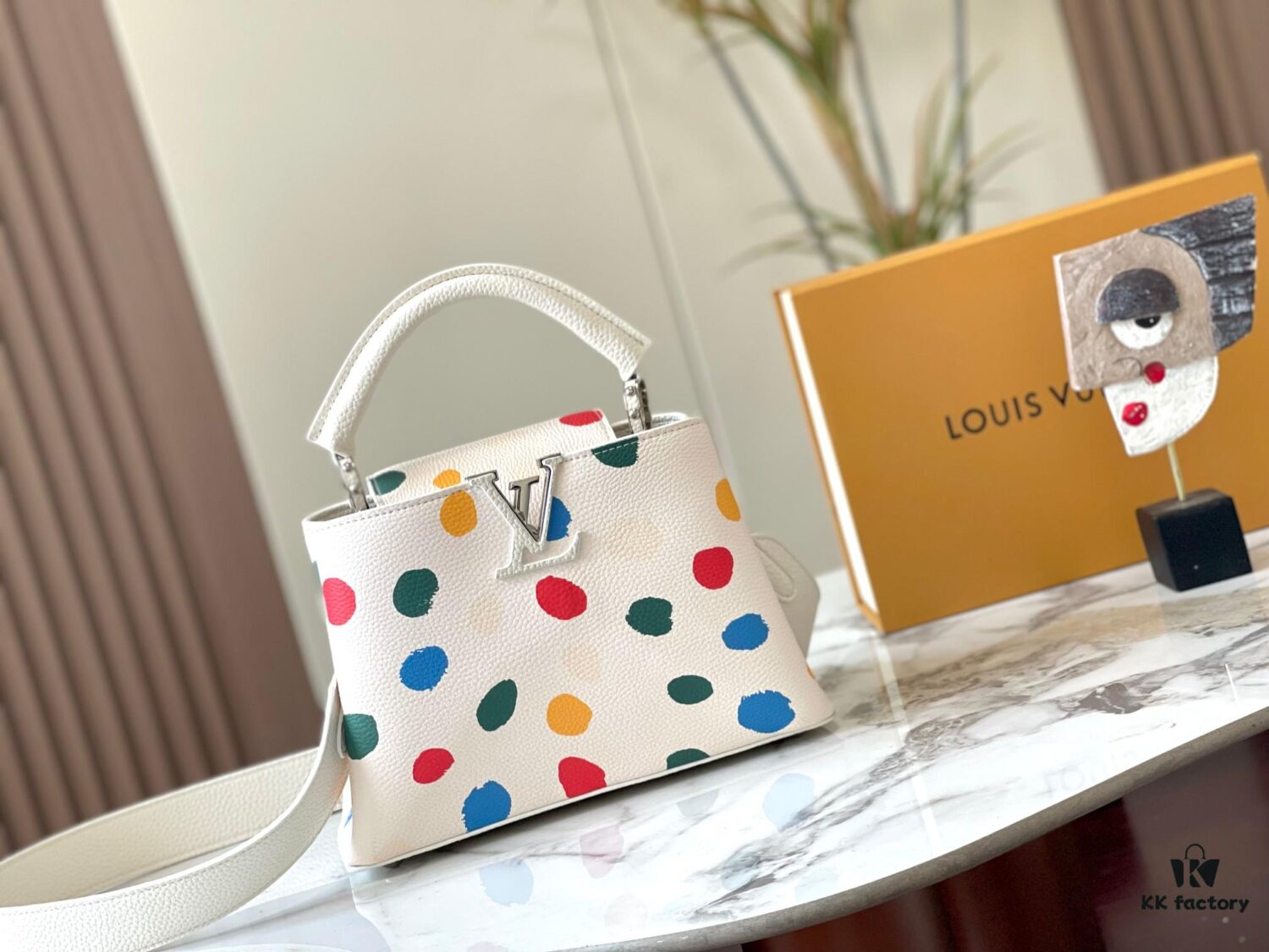 69306d606e68136f4d9a5492 Upgraded M21663 This LV x YK Capucines Small Handbag is from the Louis Vuitton x Yayoi Kusama collaboration collection. The renowned Japanese artist, captivated by polka dots since childhood and viewing them as a symbol of infinity, vividly expresses this motif through 3D hand-painted polka dot prints on supple Taurillon leather.