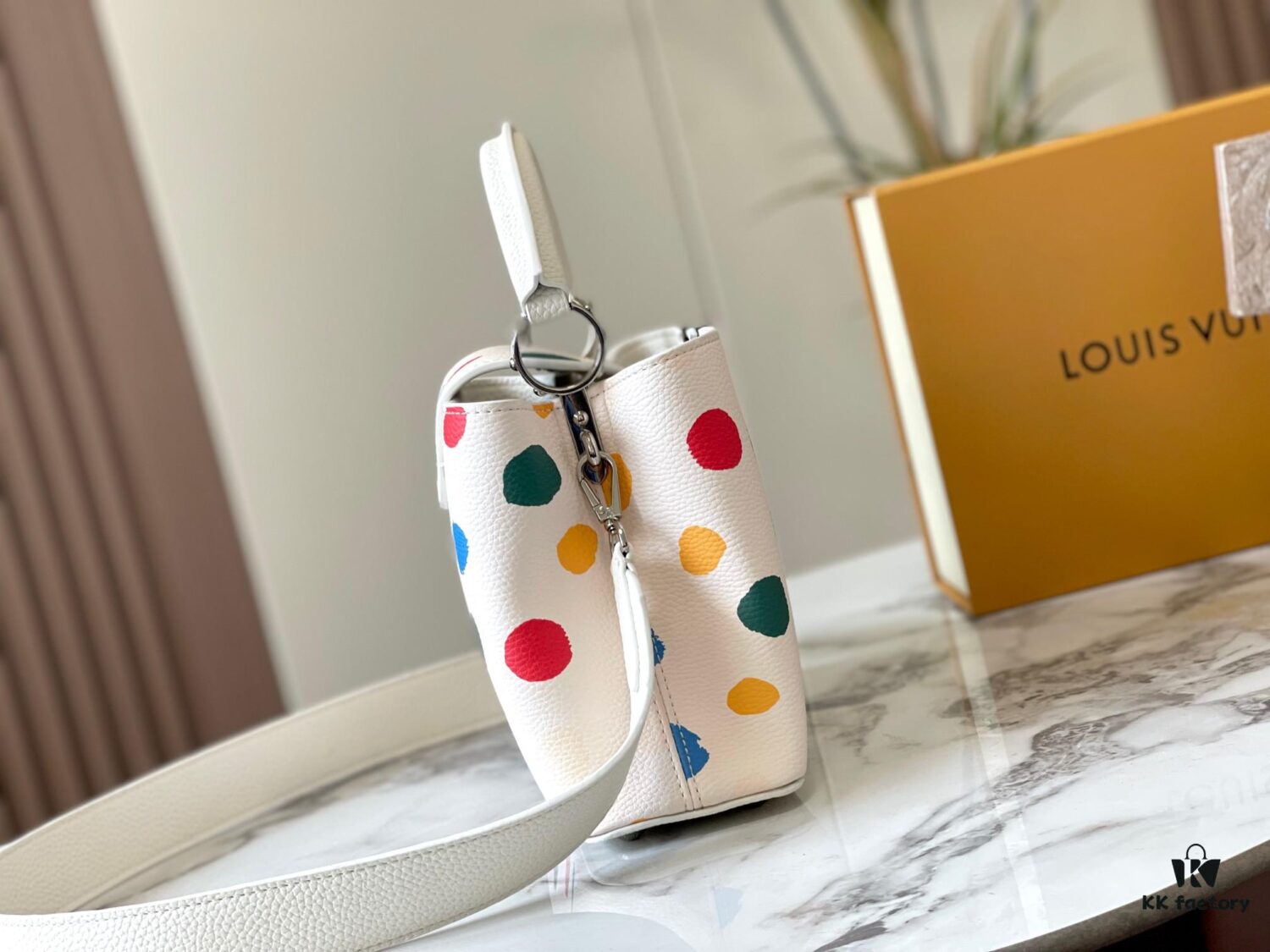 69306d606e68136f4d9a5493 Upgraded M21663 This LV x YK Capucines Small Handbag is from the Louis Vuitton x Yayoi Kusama collaboration collection. The renowned Japanese artist, captivated by polka dots since childhood and viewing them as a symbol of infinity, vividly expresses this motif through 3D hand-painted polka dot prints on supple Taurillon leather.