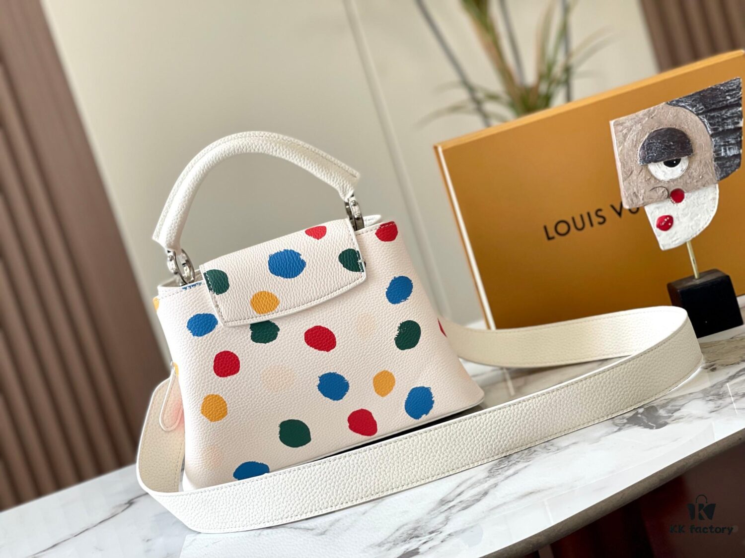 69306d616e68136f4d9a5494 Upgraded M21663 This LV x YK Capucines Small Handbag is from the Louis Vuitton x Yayoi Kusama collaboration collection. The renowned Japanese artist, captivated by polka dots since childhood and viewing them as a symbol of infinity, vividly expresses this motif through 3D hand-painted polka dot prints on supple Taurillon leather.